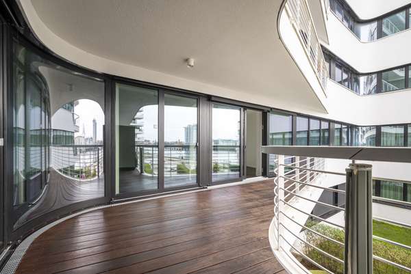 Die grou00dfzu00fcgige Rundterrasse sorgt fu00fcr einen flieu00dfenden u00dcbergang zwischen innen und auu00dfen