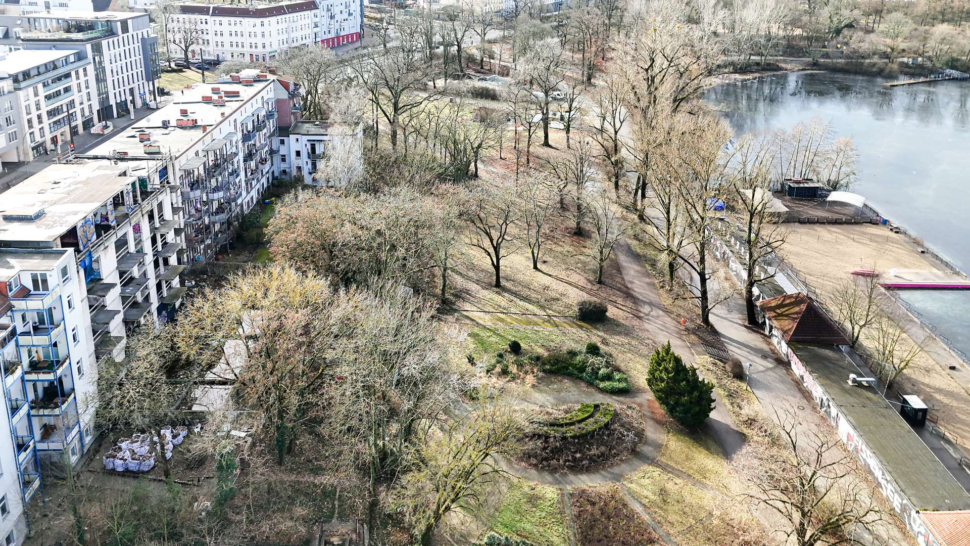 Park am Weiu00dfensee direkt vor der Haustu00fcr