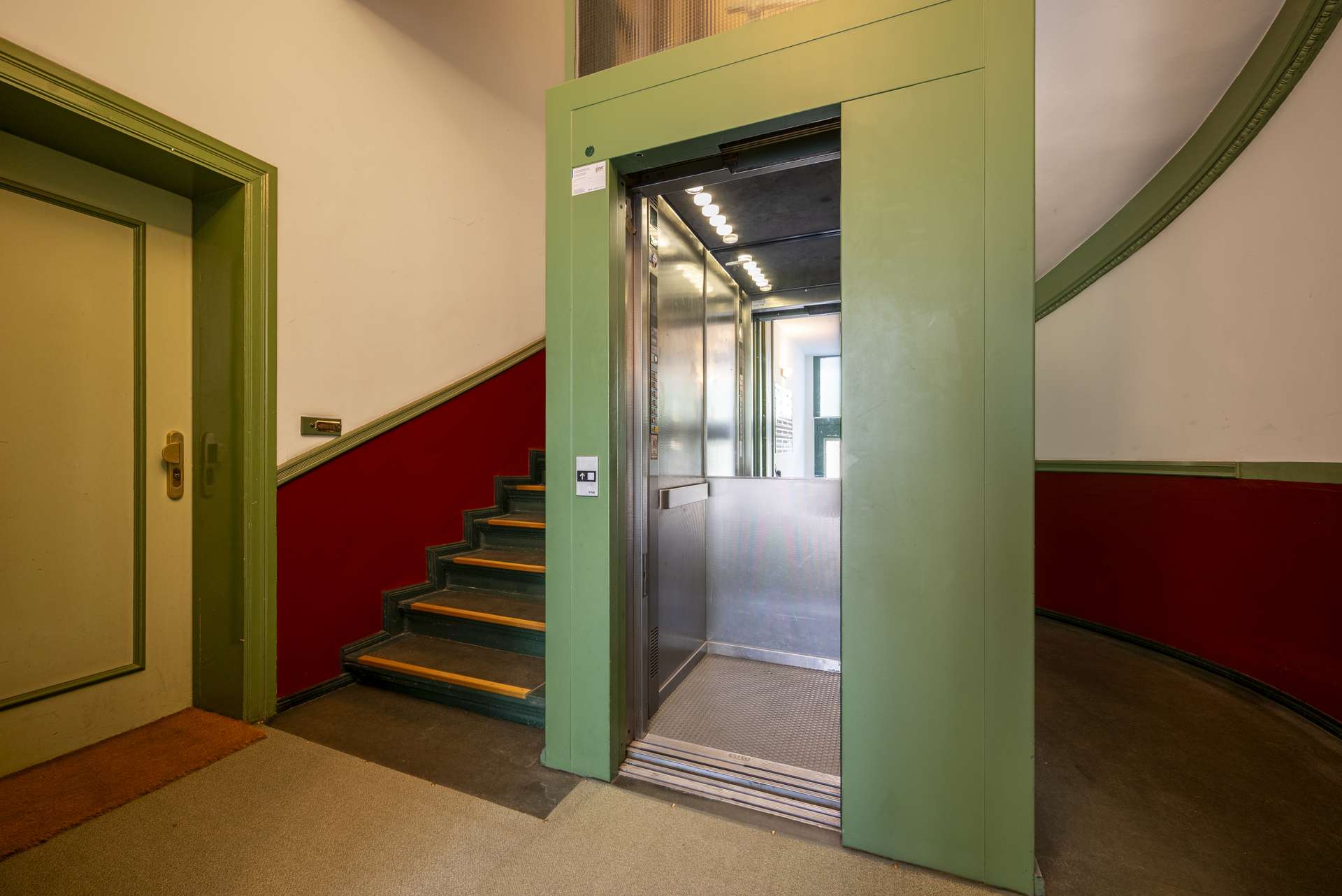 Schneller Aufzug im gepflegten Treppenhaus