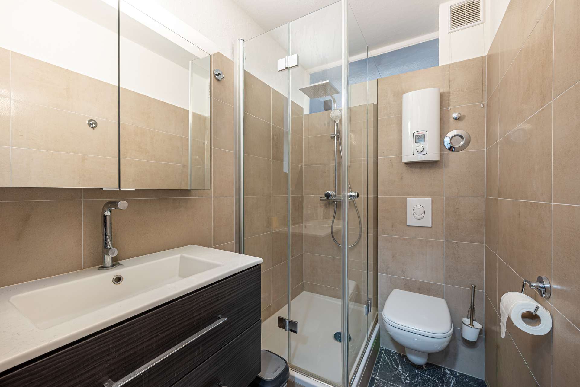 Modernes Badezimmer mit Dusche