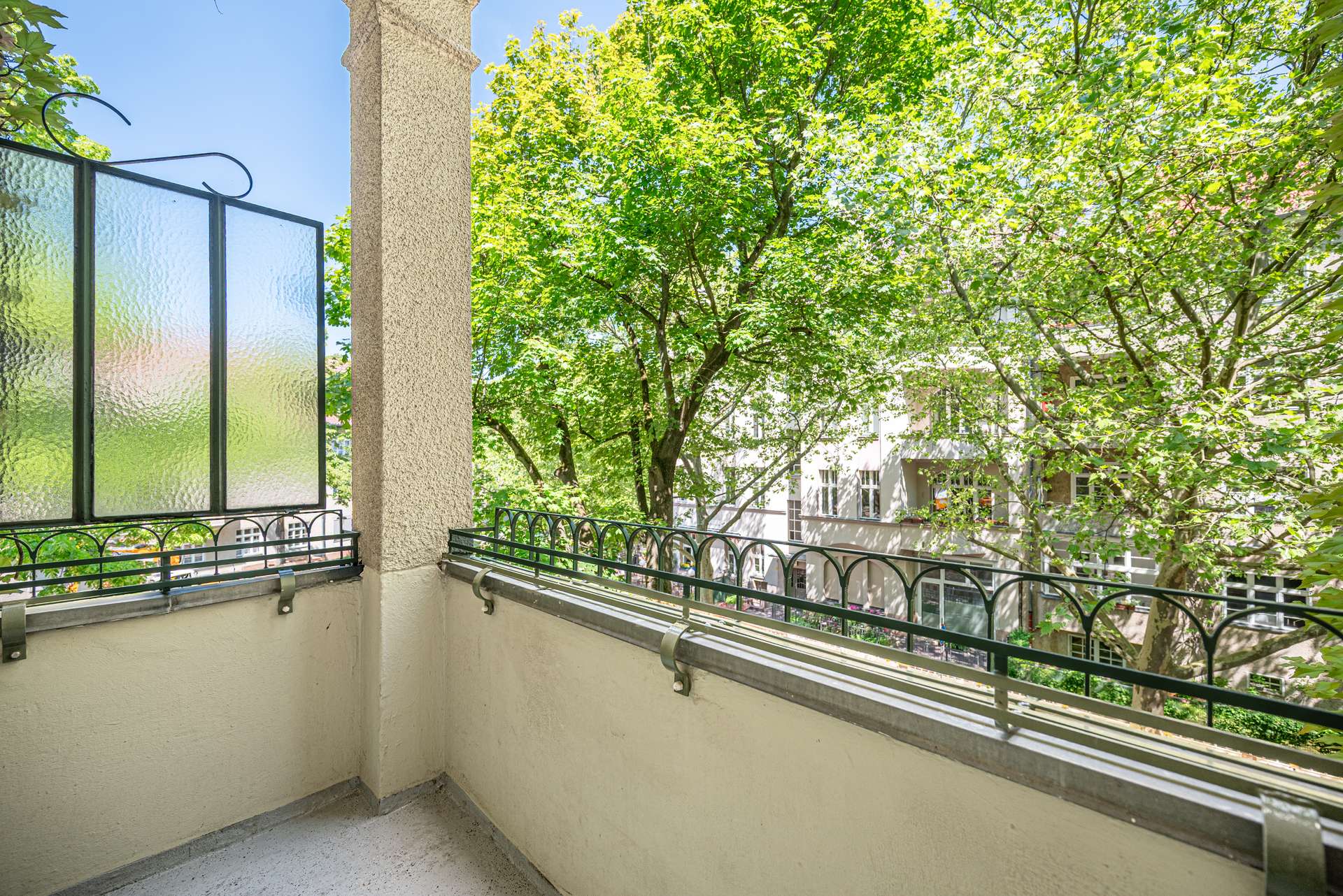 Balkon mit Blick ins Gru00fcne