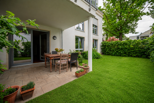 Terrasse mit Garten