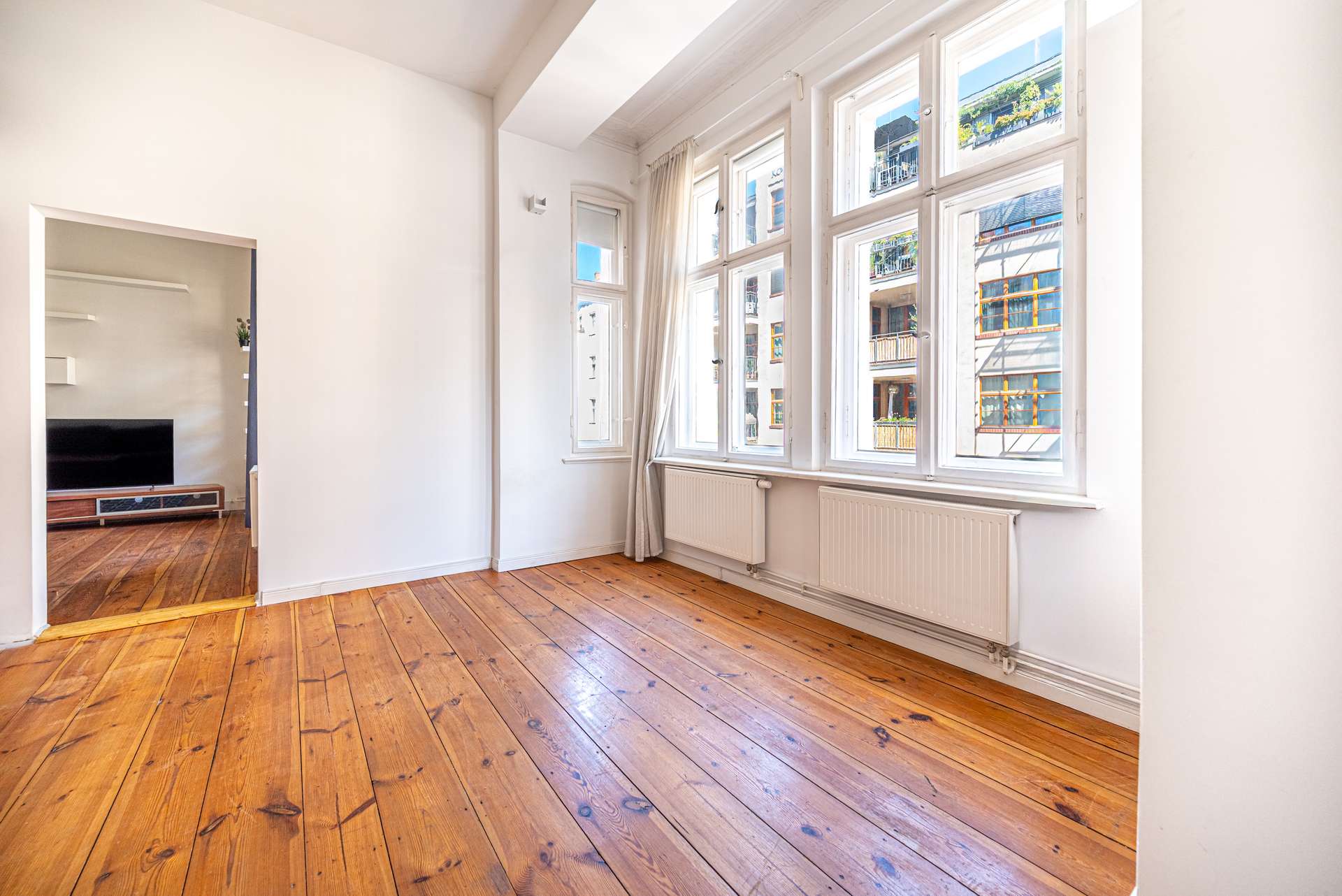 Grou00dfes Wohnzimmer mit Erker