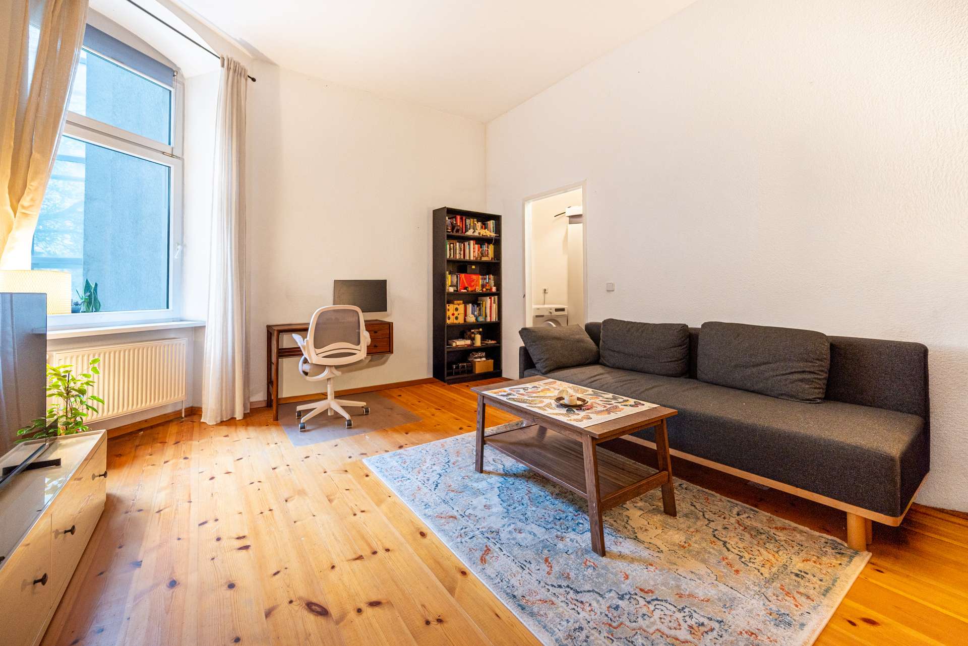 Wohnzimmer mit Blick in den Innenhof