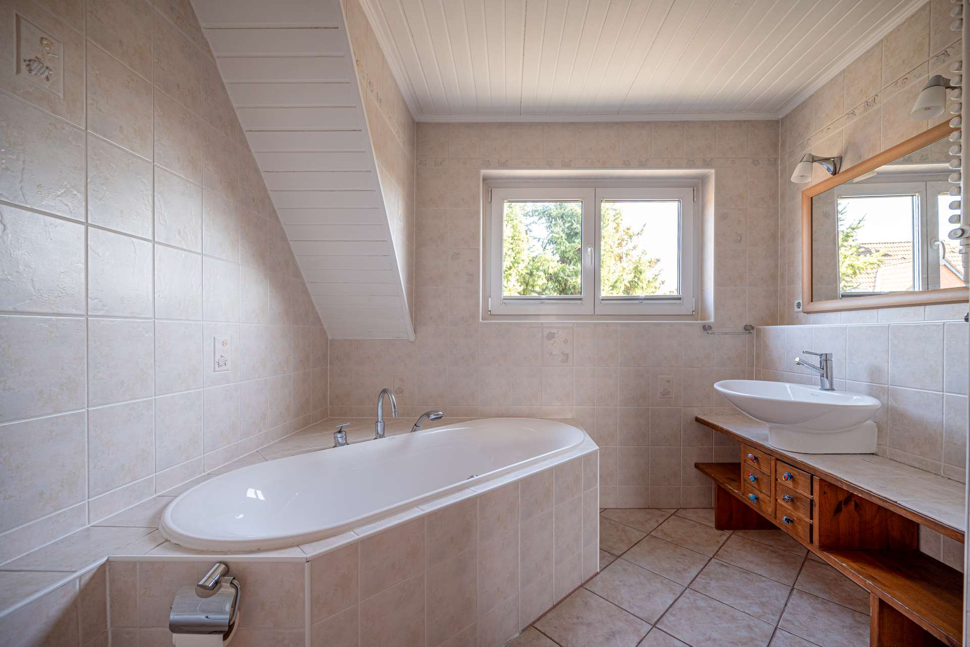 Badezimmer mit Dusche und Eckbadewanne