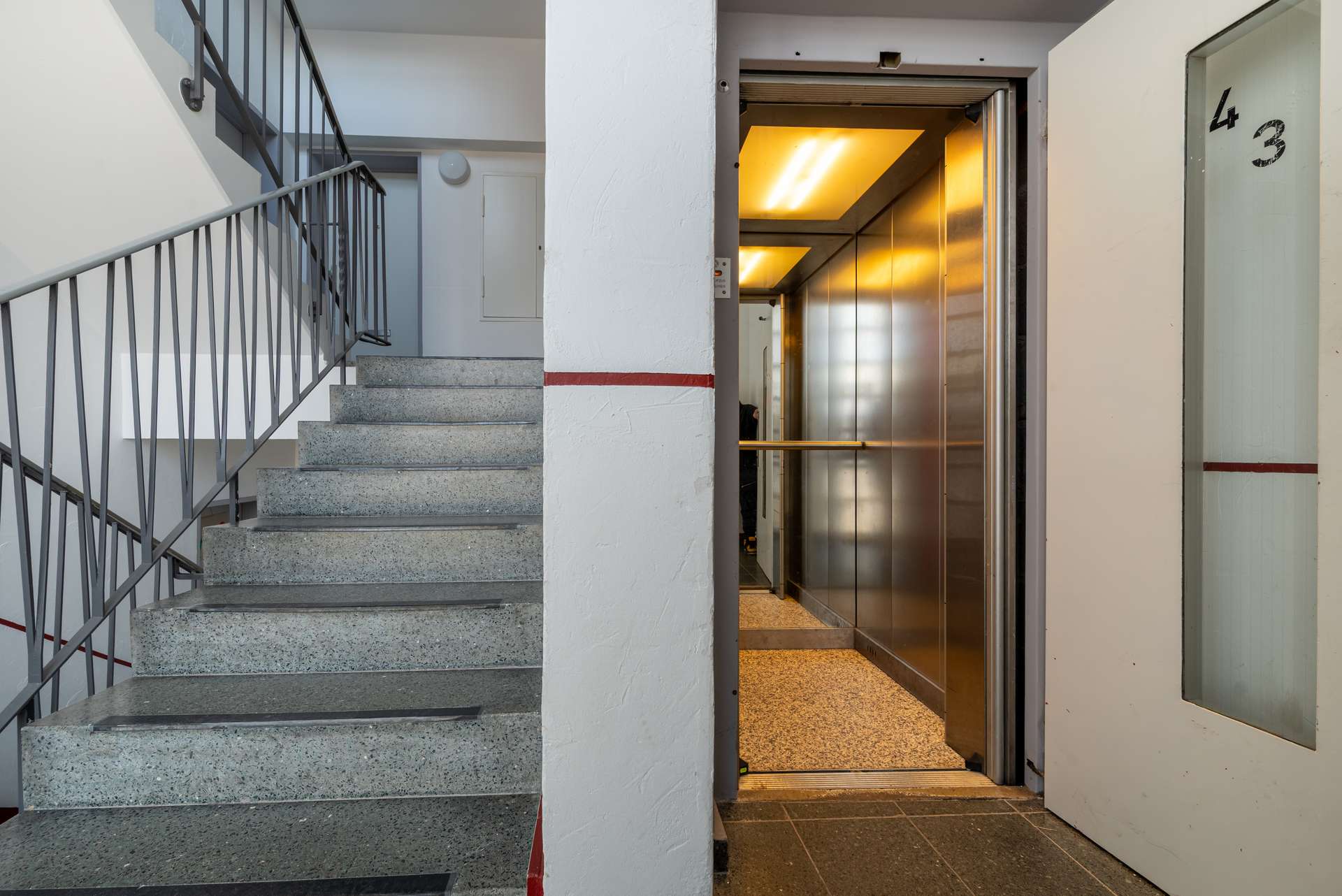 Aufzug auf den Halbebenen im Treppenhaus