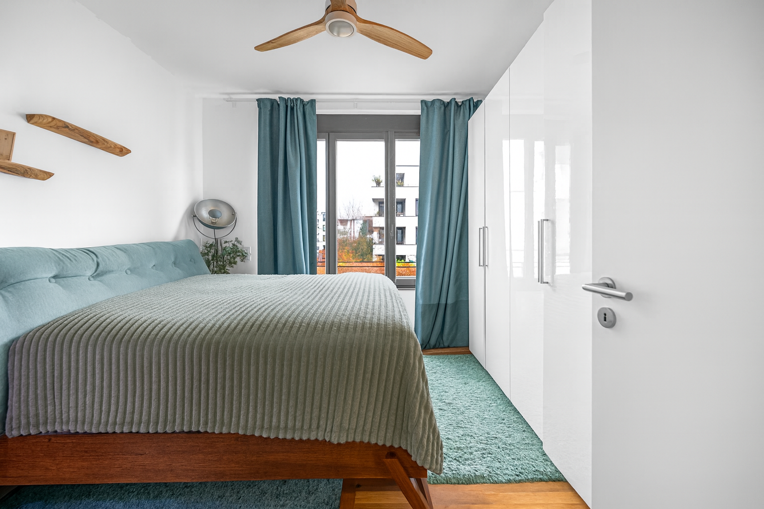 Moderne Schlafzimmer mit Teal-Akzenten