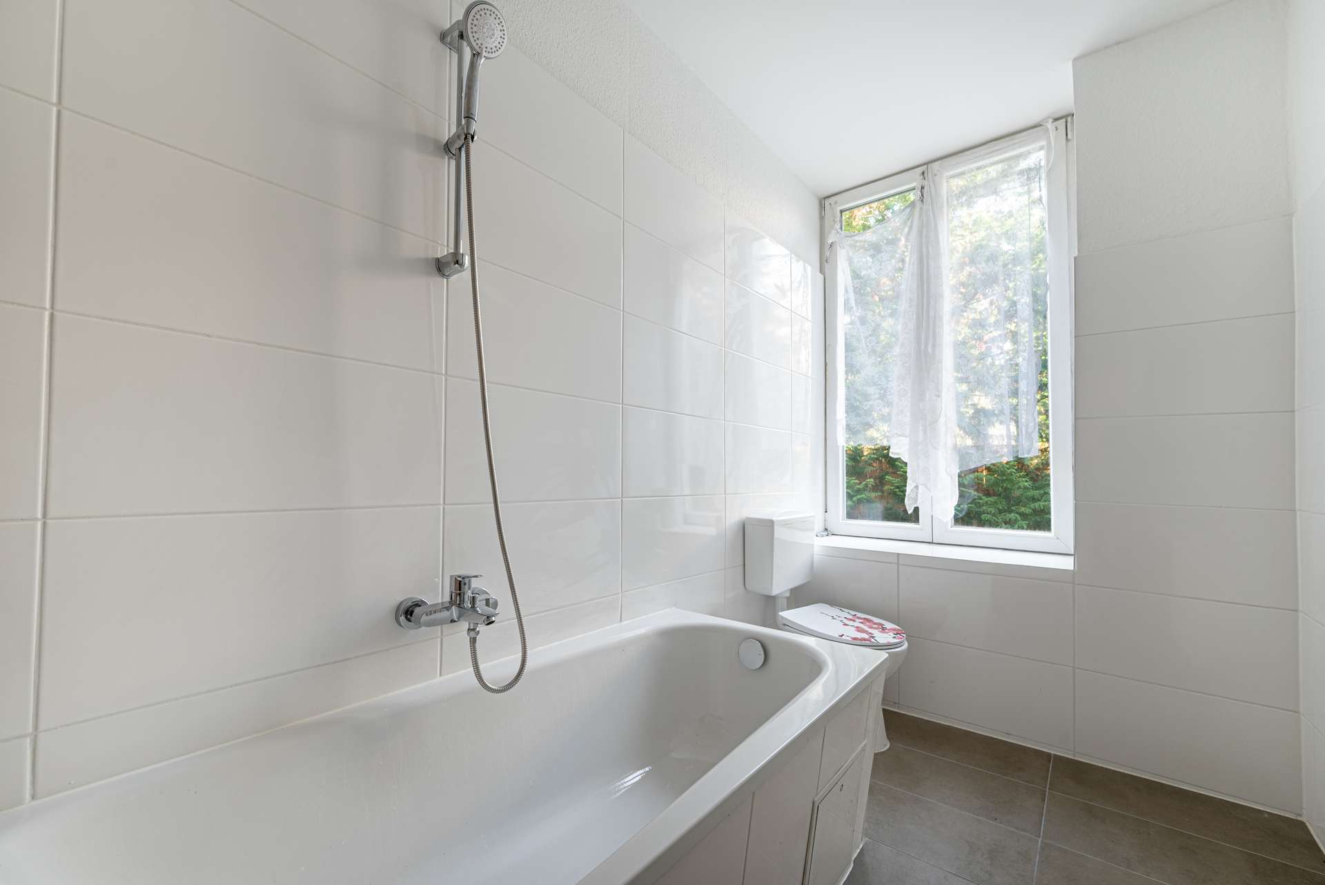 Tageslichtbad mit Duschwanne