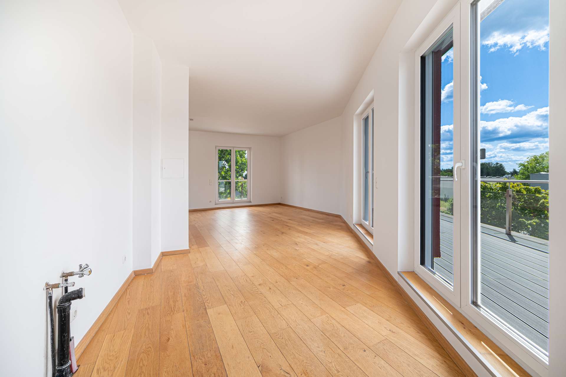 Wohnzimmer mit offener Wohnku00fcche
