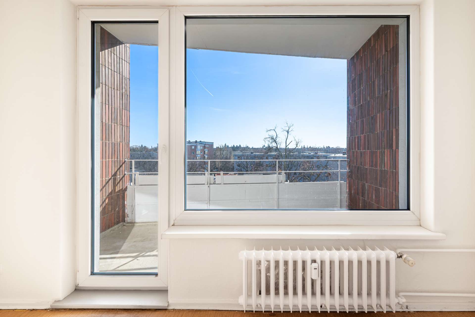 Wohnzimmer mit Balkonzugang