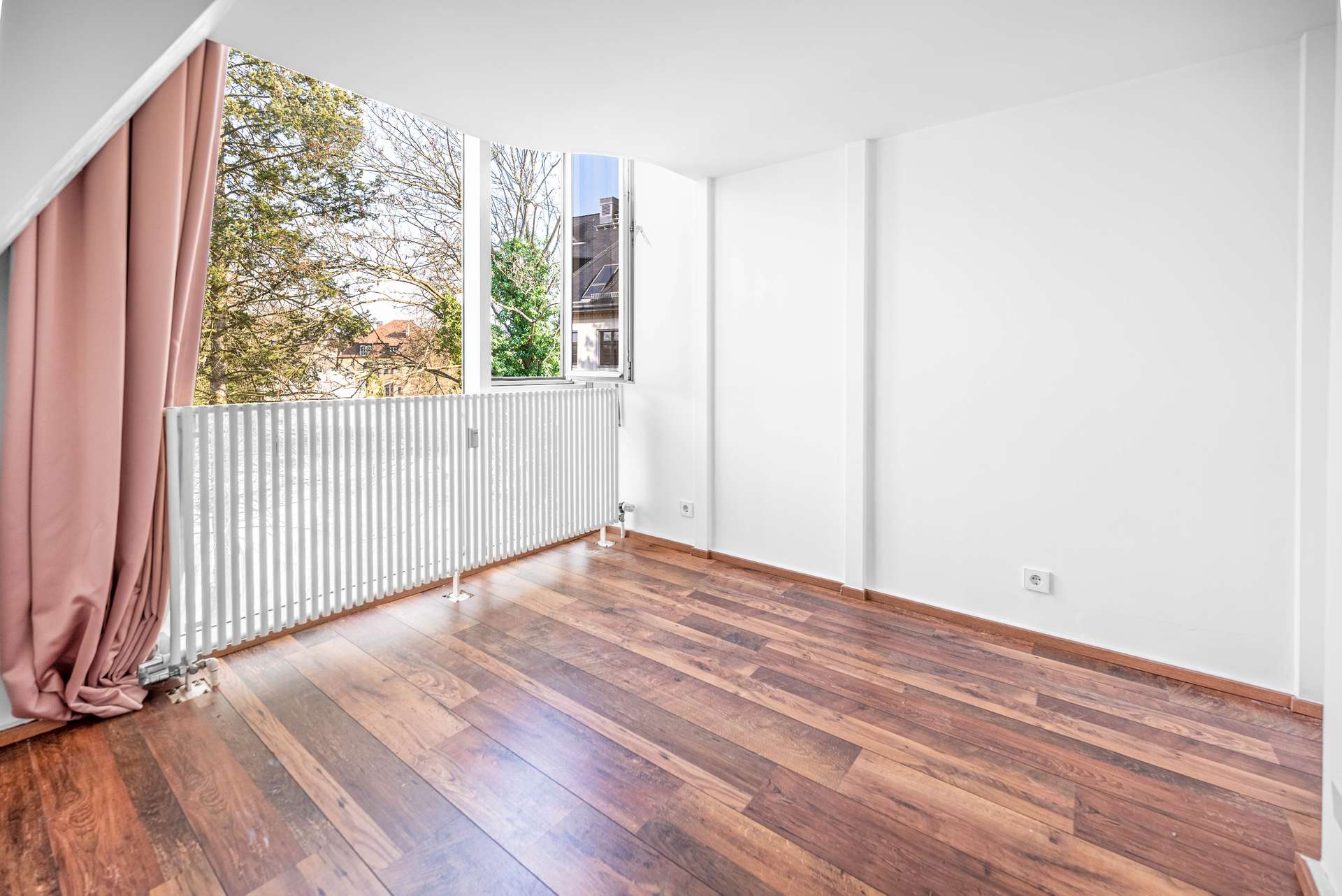 Schlafzimmer mit Blick ins Gru00fcne