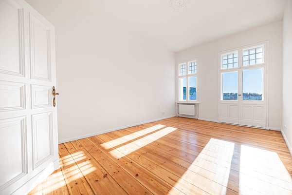 Wohnzimmer mit Balkon