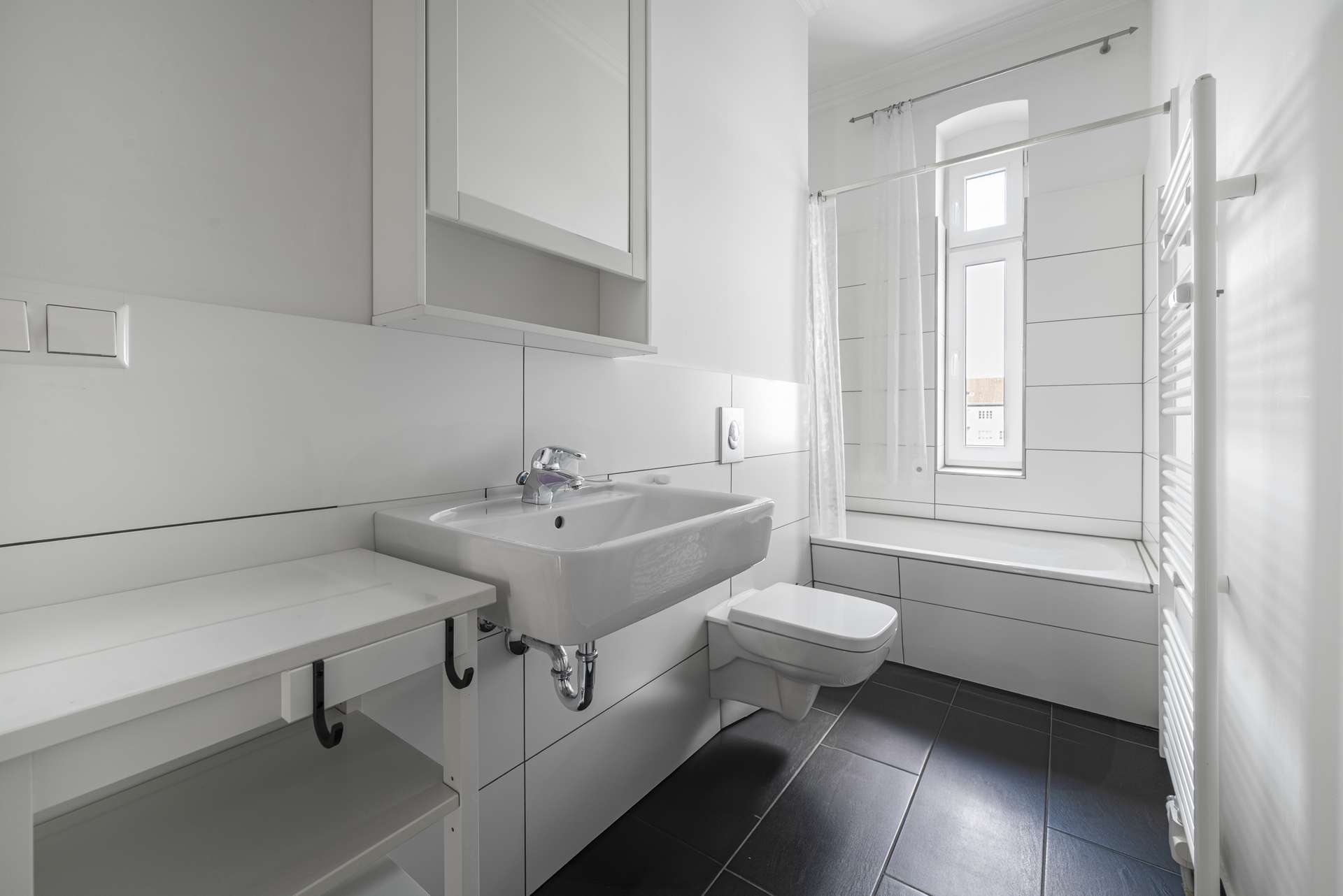 Neuwertiges Badezimmer mit Duschwanne, Fenster und Handtuchheizung