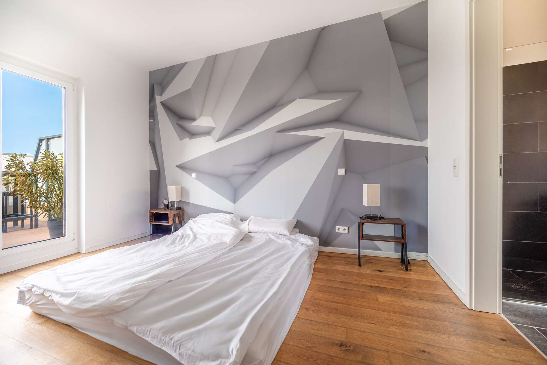 Hauptschlafzimmer mit individuellem Design und direktem Zugang zum En-suite-Bad