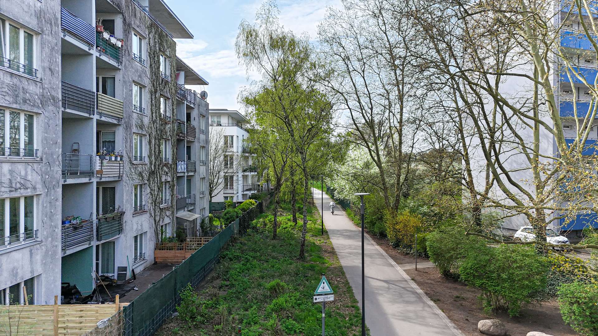 Direkt gelegen an einem Spazierweg im Gru00fcnen