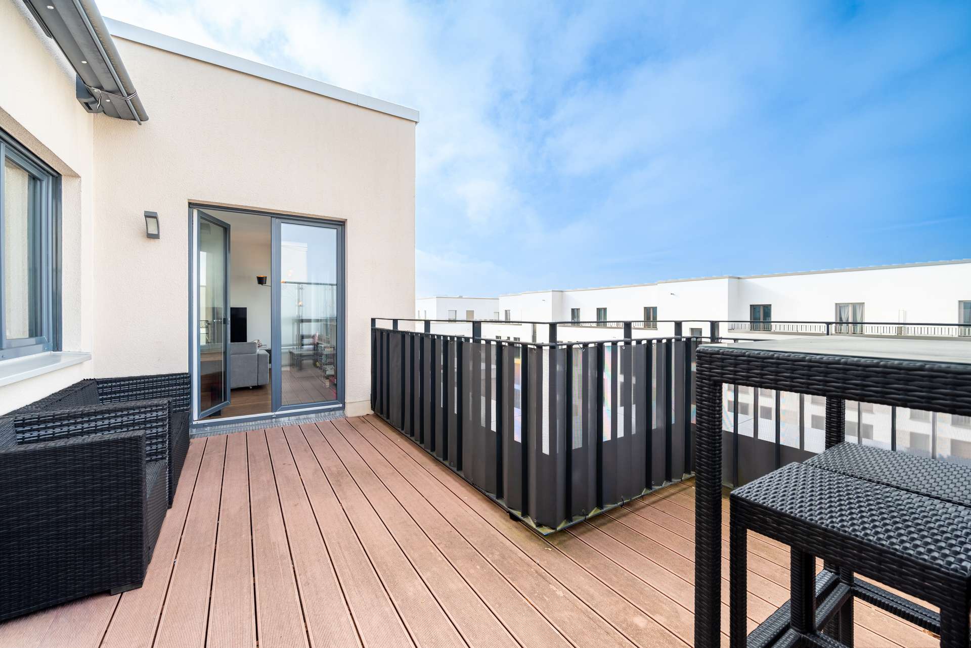 Weitlu00e4ufige Su00fcdwest-Dachterrasse mit viel Privatsphu00e4re