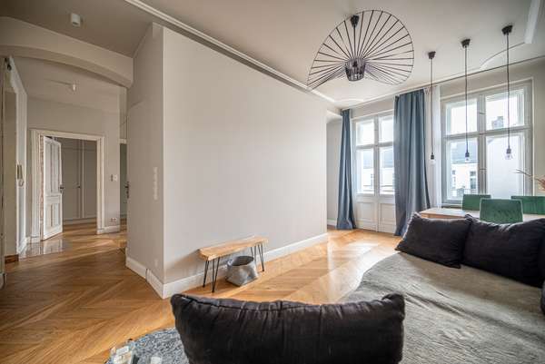 Grou00dfzu00fcgiges Wohnzimmer