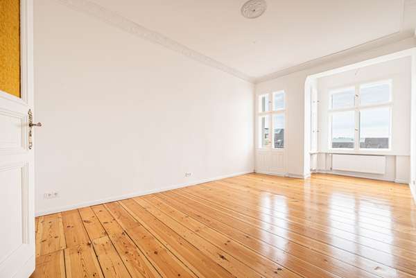 Wohnzimmer mit Balkon