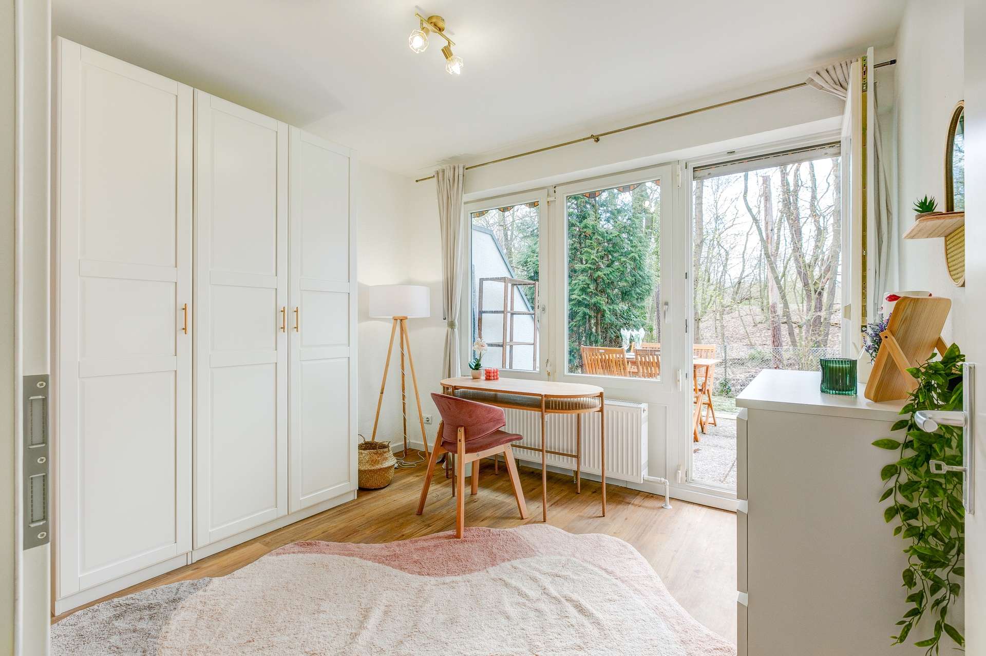 Wohnzimmer mit Blick ins Gru00fcne