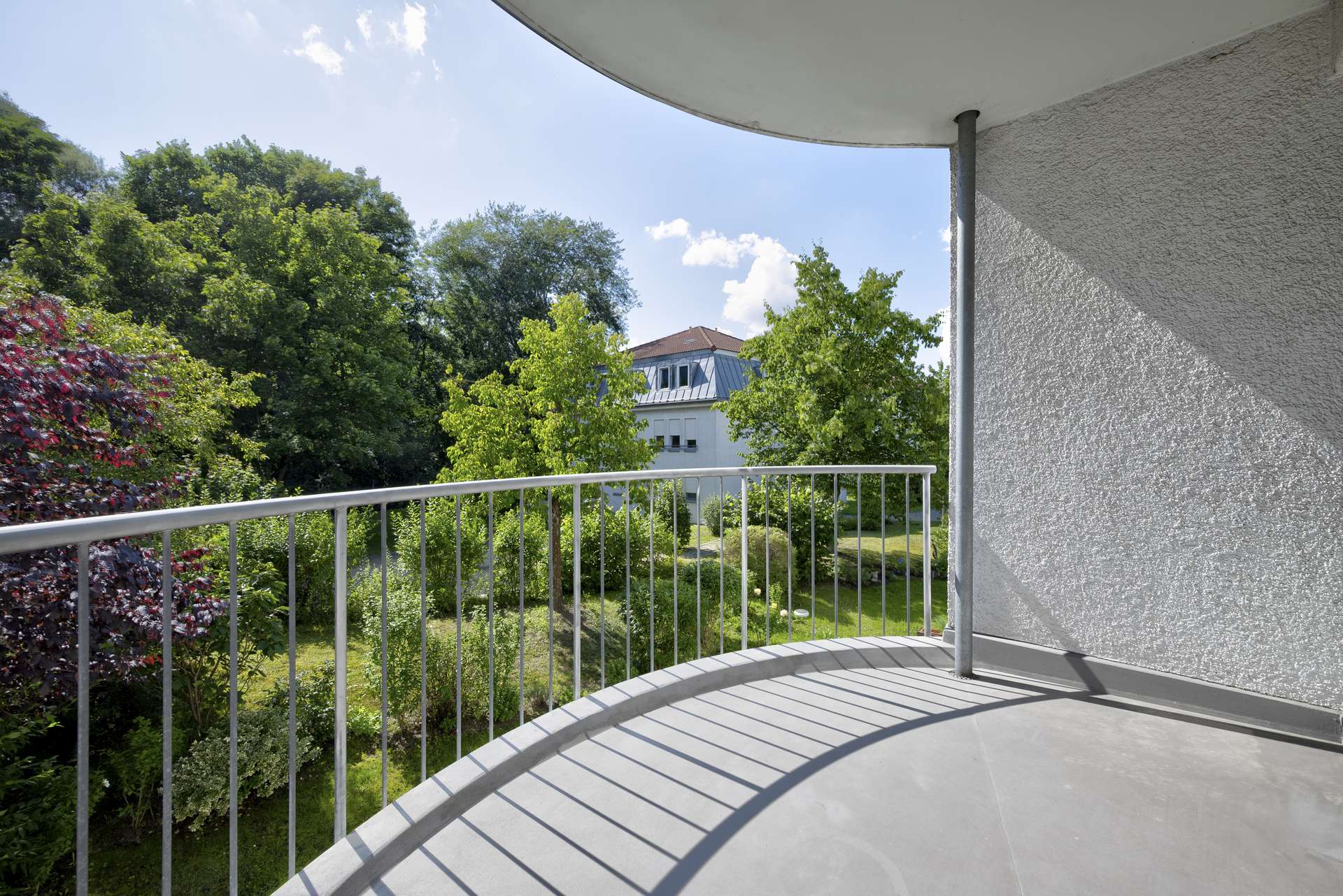 Blick ins Gru00fcne vom gemu00fctlichen Su00fcd-West Balkon
