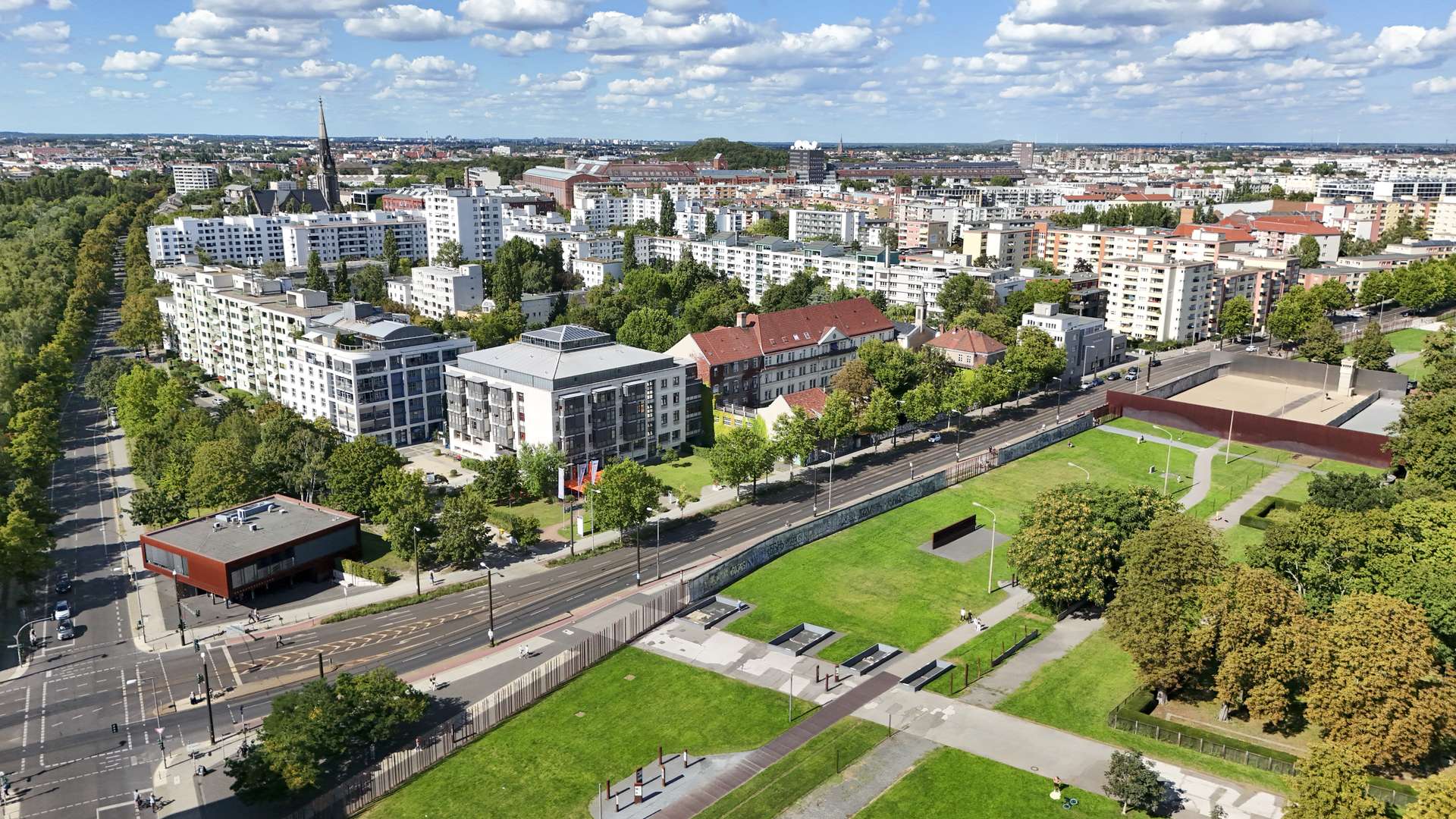 Hier stehen Originalstu00fccke und ein Mahnmal der Berliner Mauer