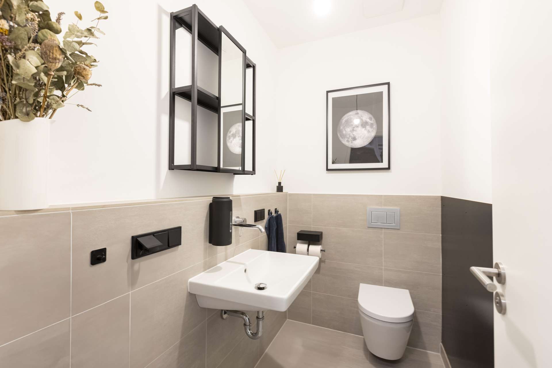 Stilvolles Gu00e4ste-WC am Wohnungseingang 