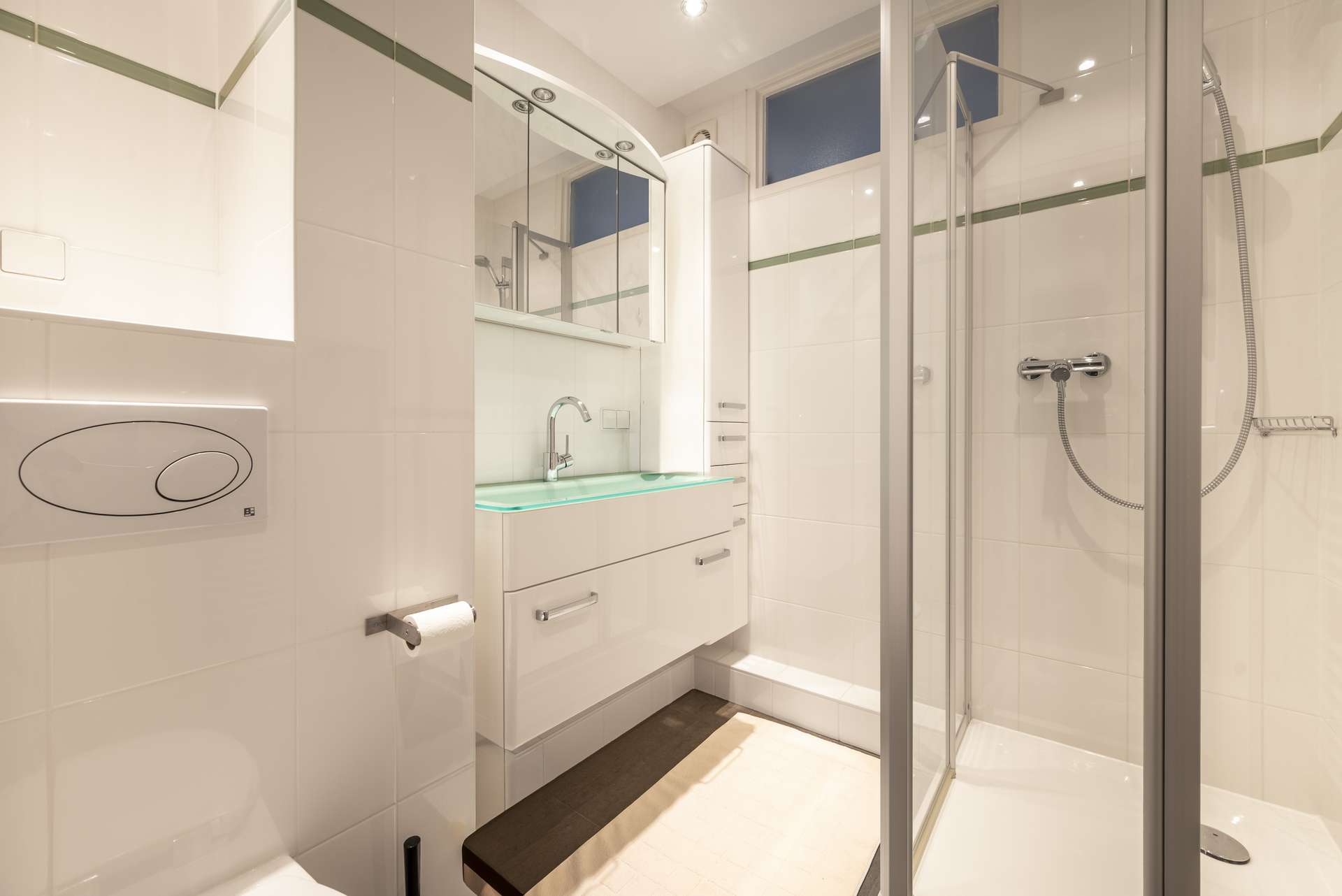 Modernes Badezimmer mit geru00e4umiger Dusche