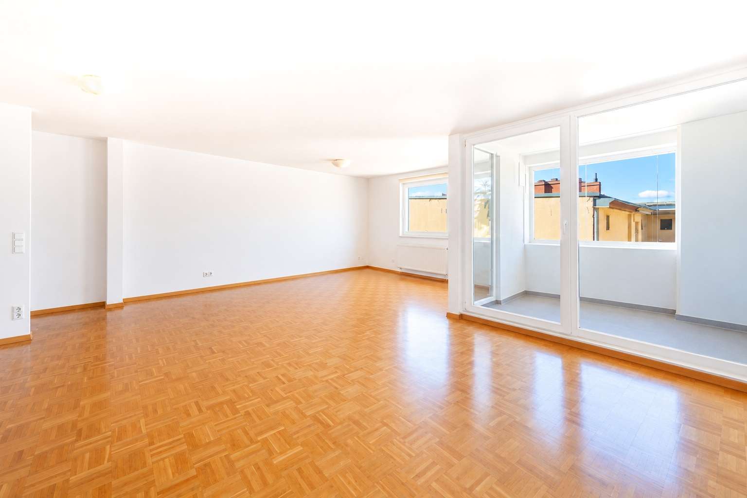 Wohnzimmer mit offener Einbauku00fcche