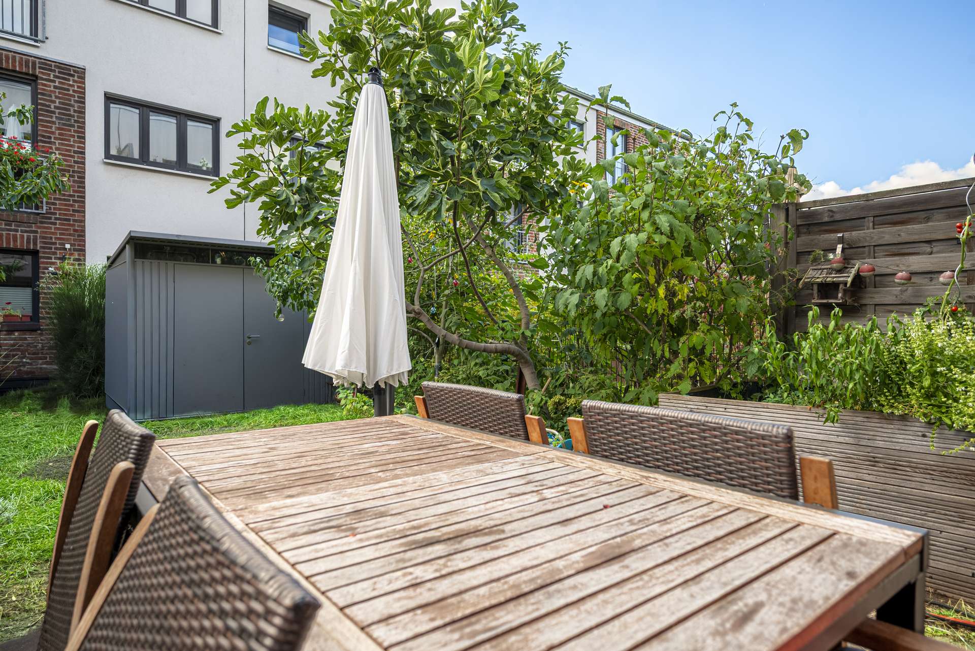 Grou00dfe Terrasse mit gepflegten Privatgarten