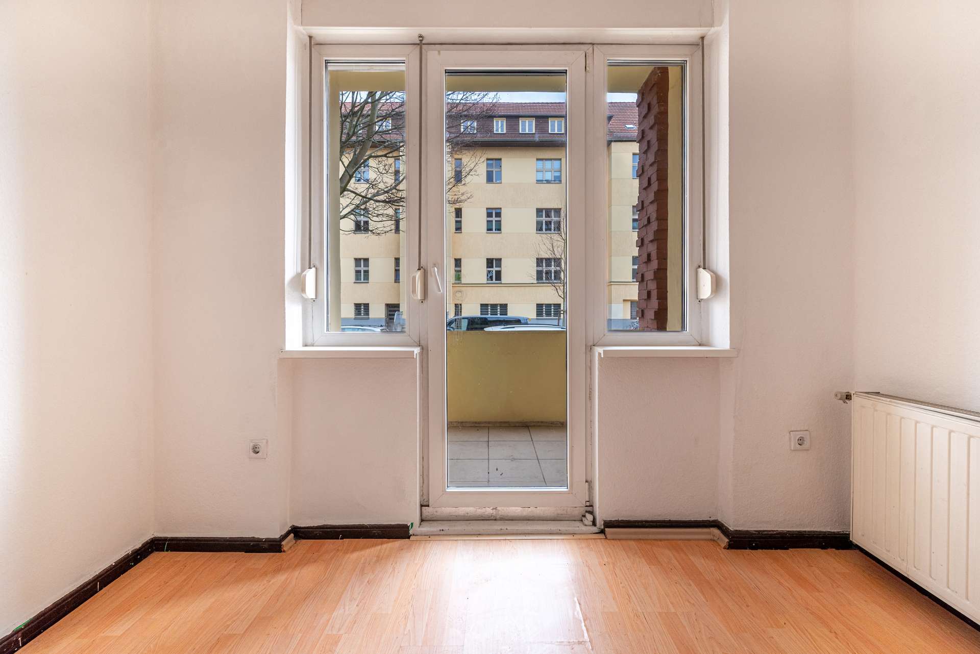 Wohnzimmer mit Balkonzugang