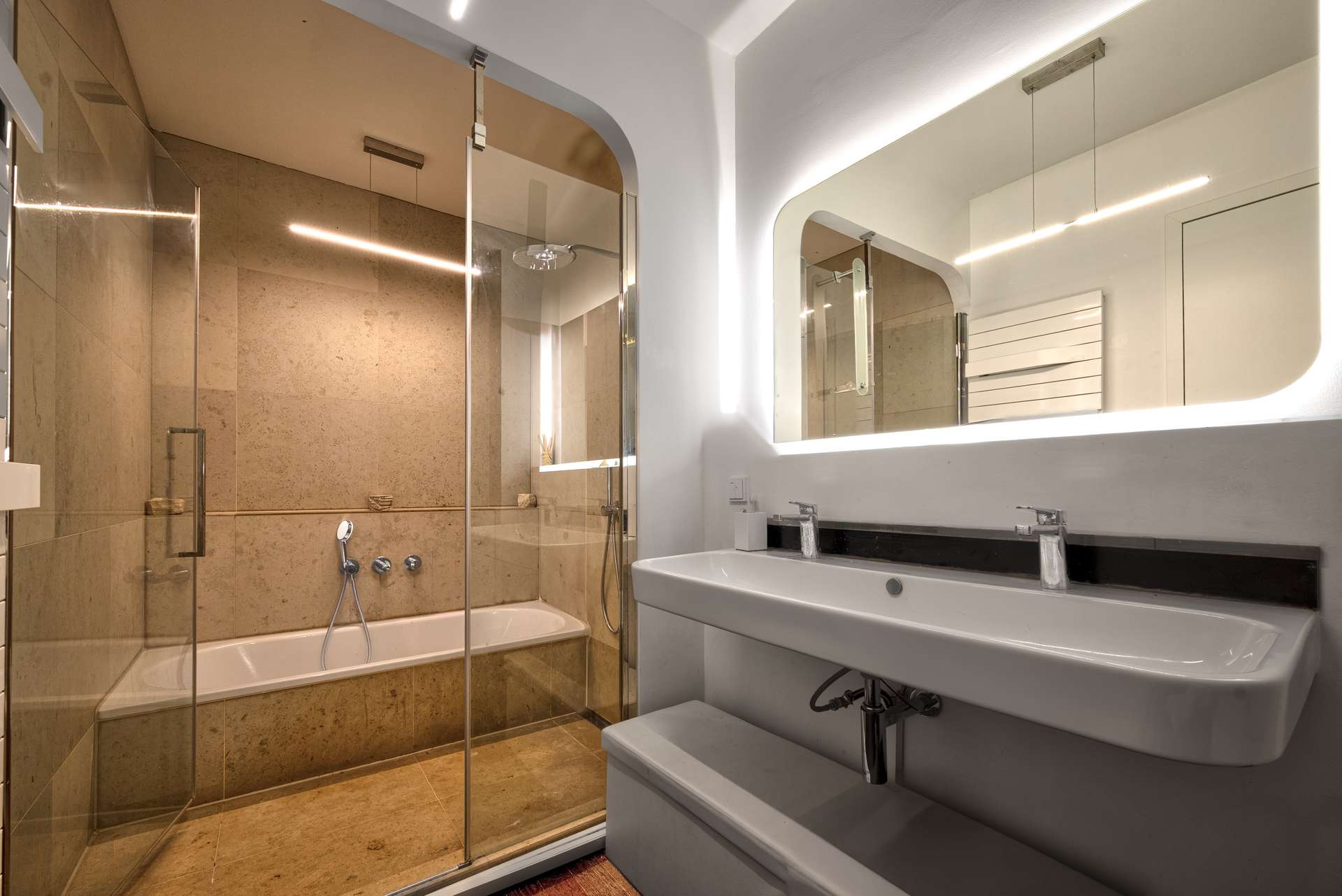 Fein abgestimmtes Master-Badezimmer