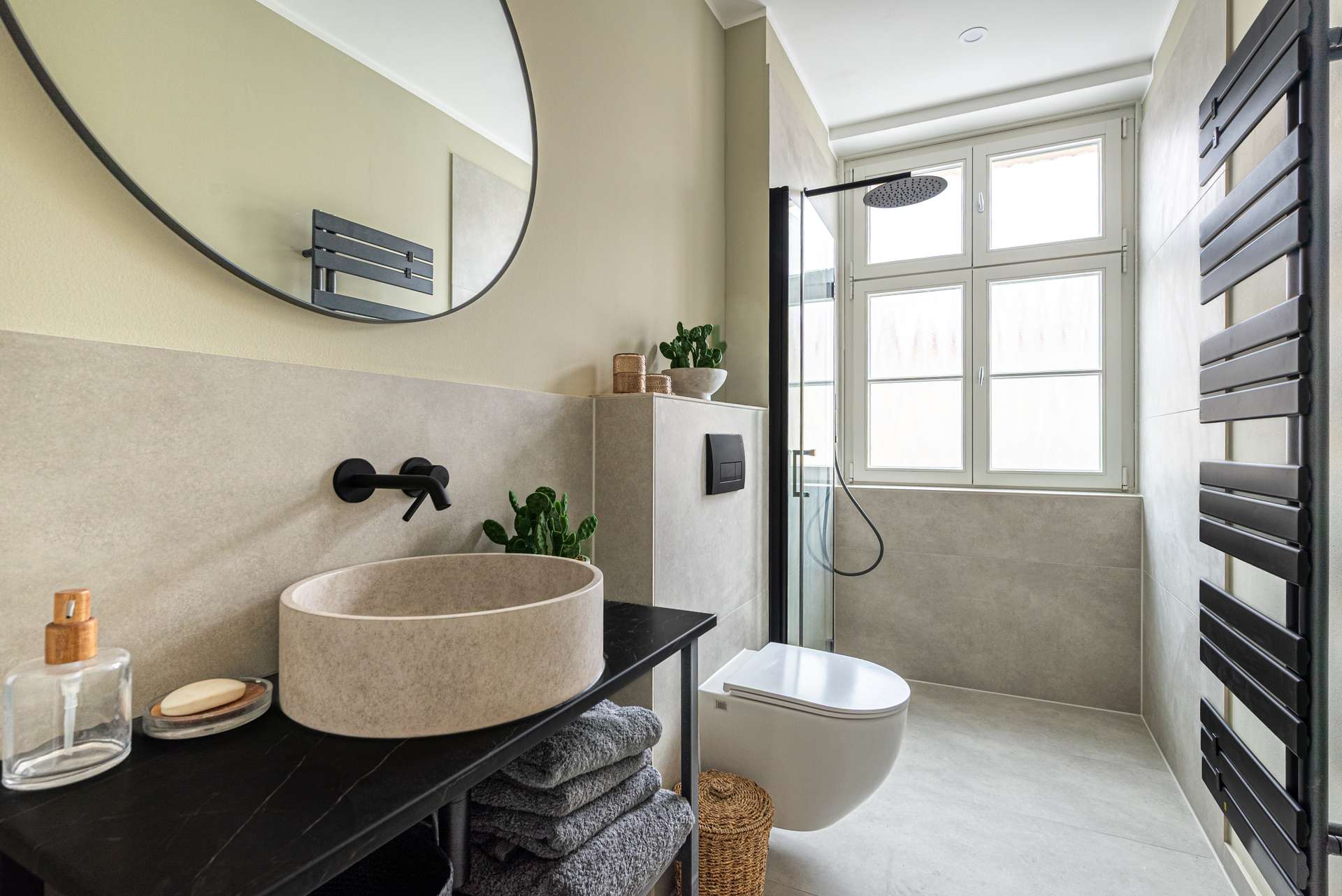 Designer-Bad mit Tageslicht und bodentiefer Dusche