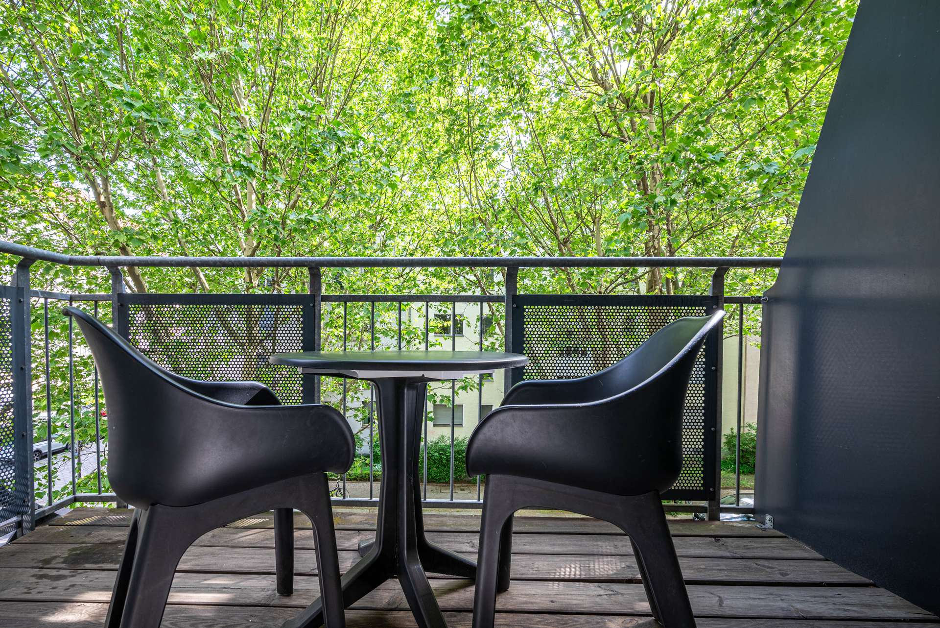 Balkon mit Blick ins Gru00fcne