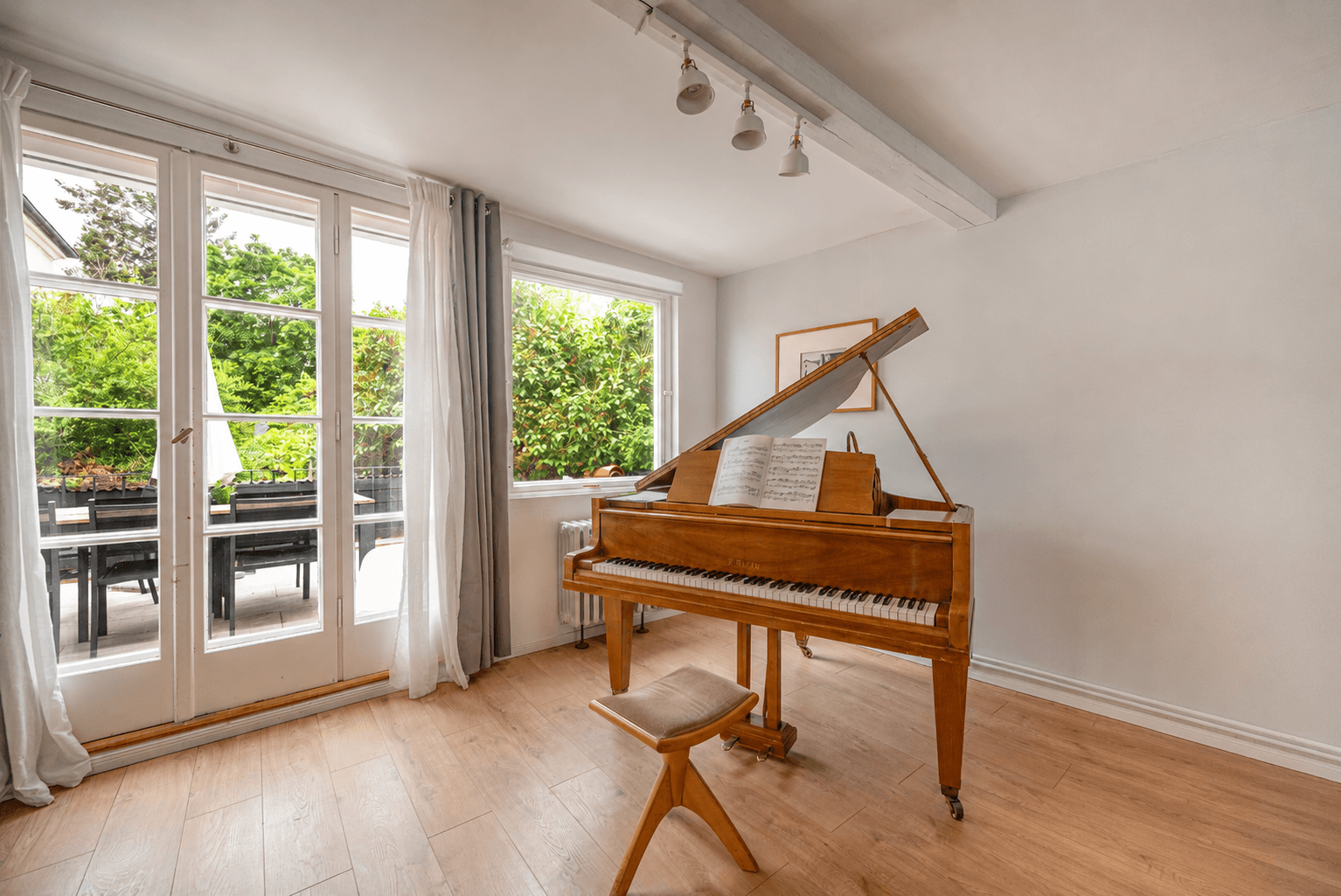 Wohnzimmer mit Zugang zur Terrasse
