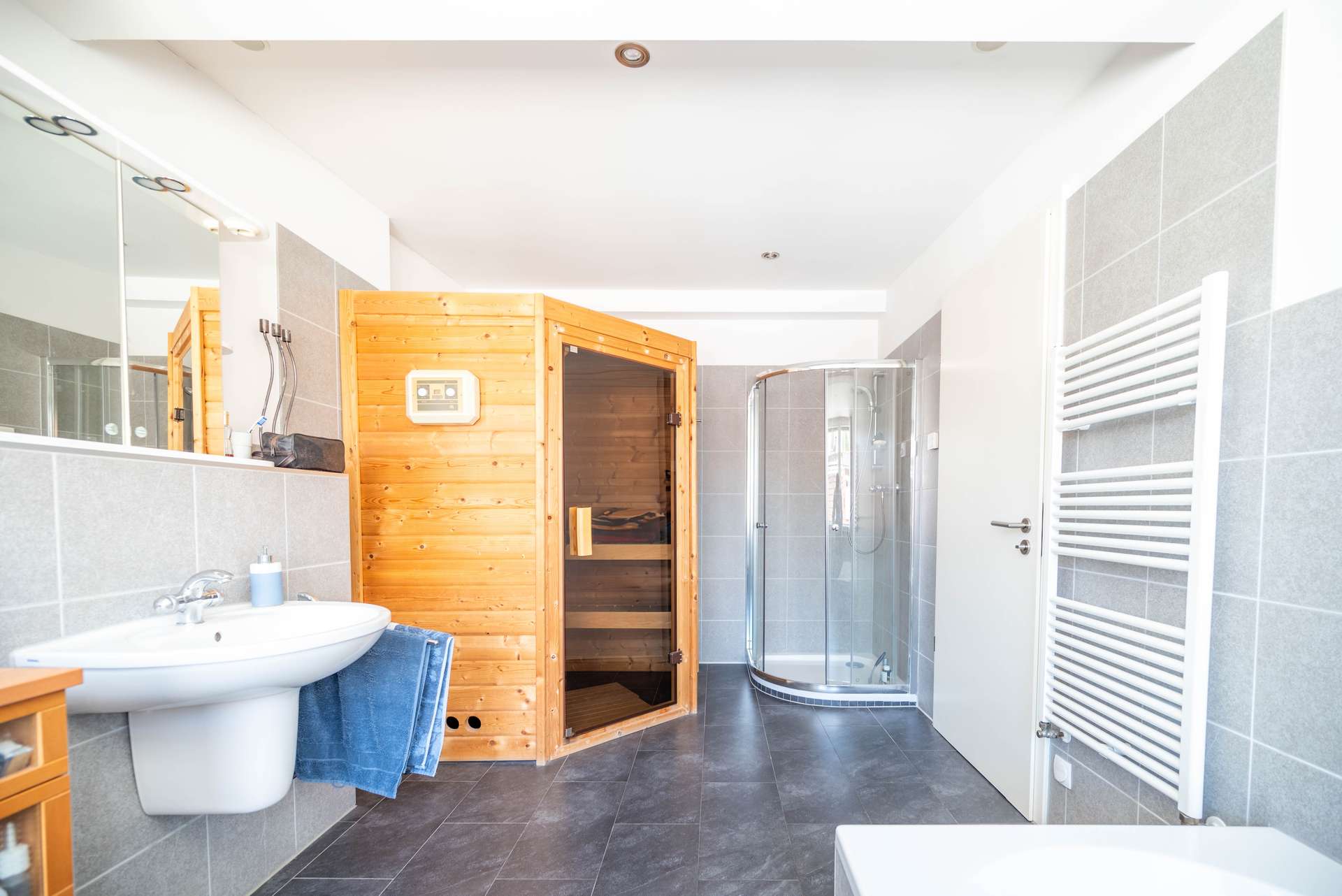 Badezimmer mit Dusche & Sauna