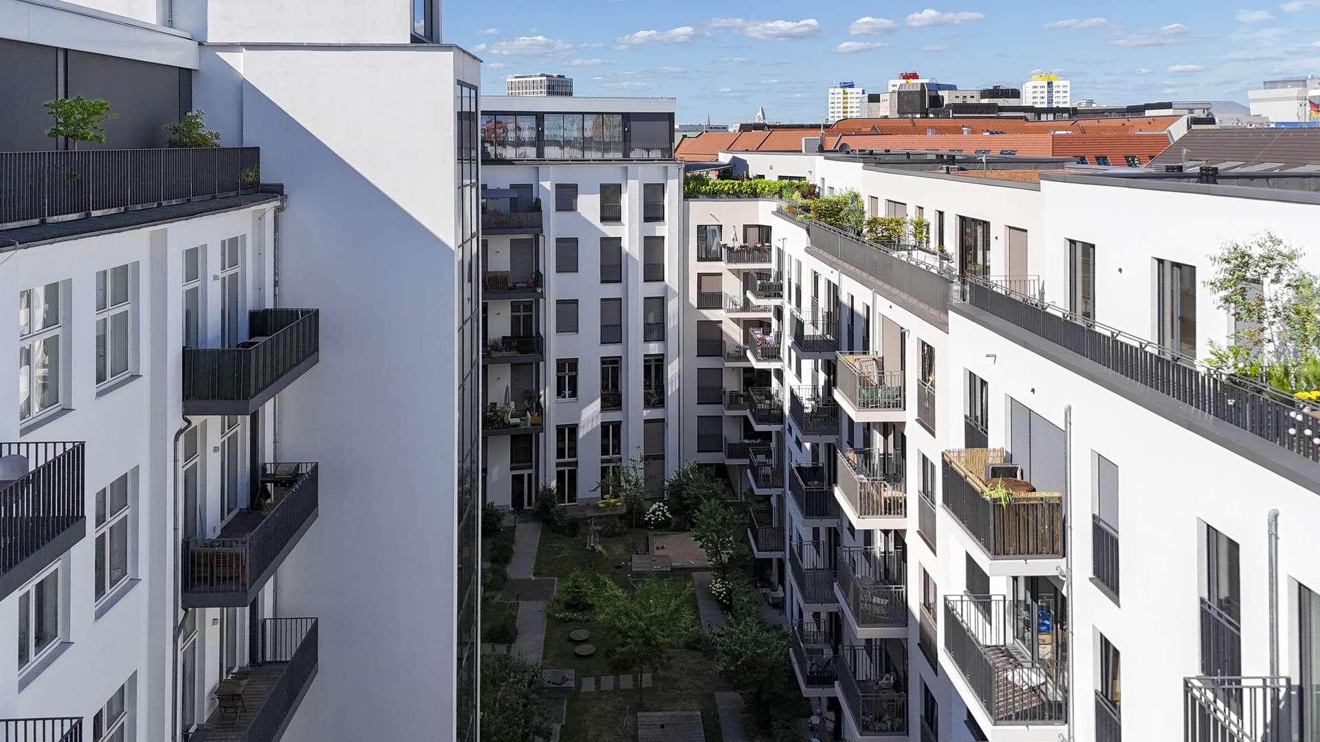 Gepflegter und begru00fcnter Innenhof