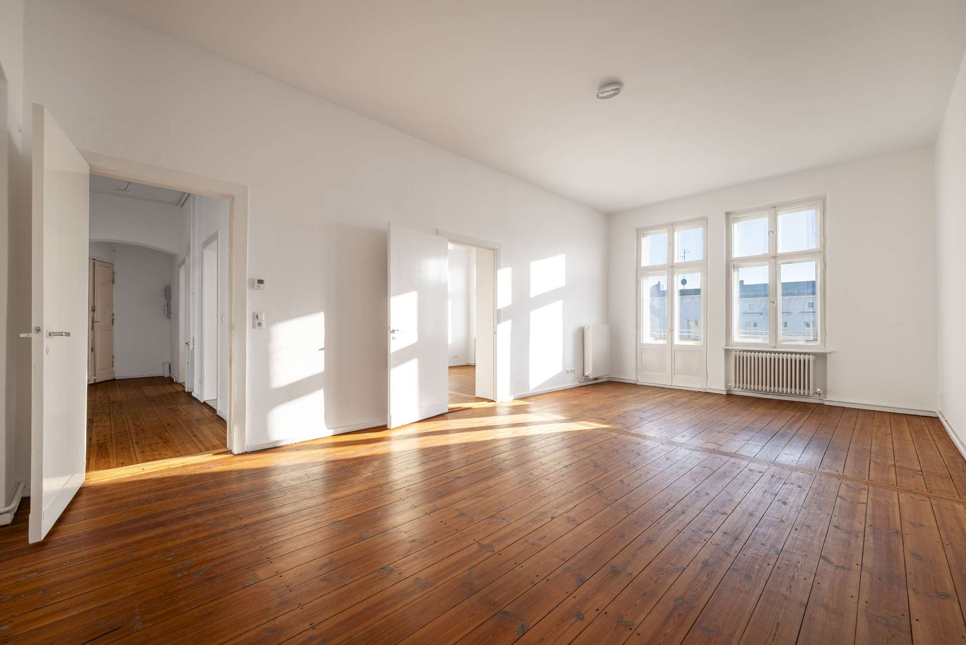 Grou00dfes Wohnzimmer mit Balkonzugang