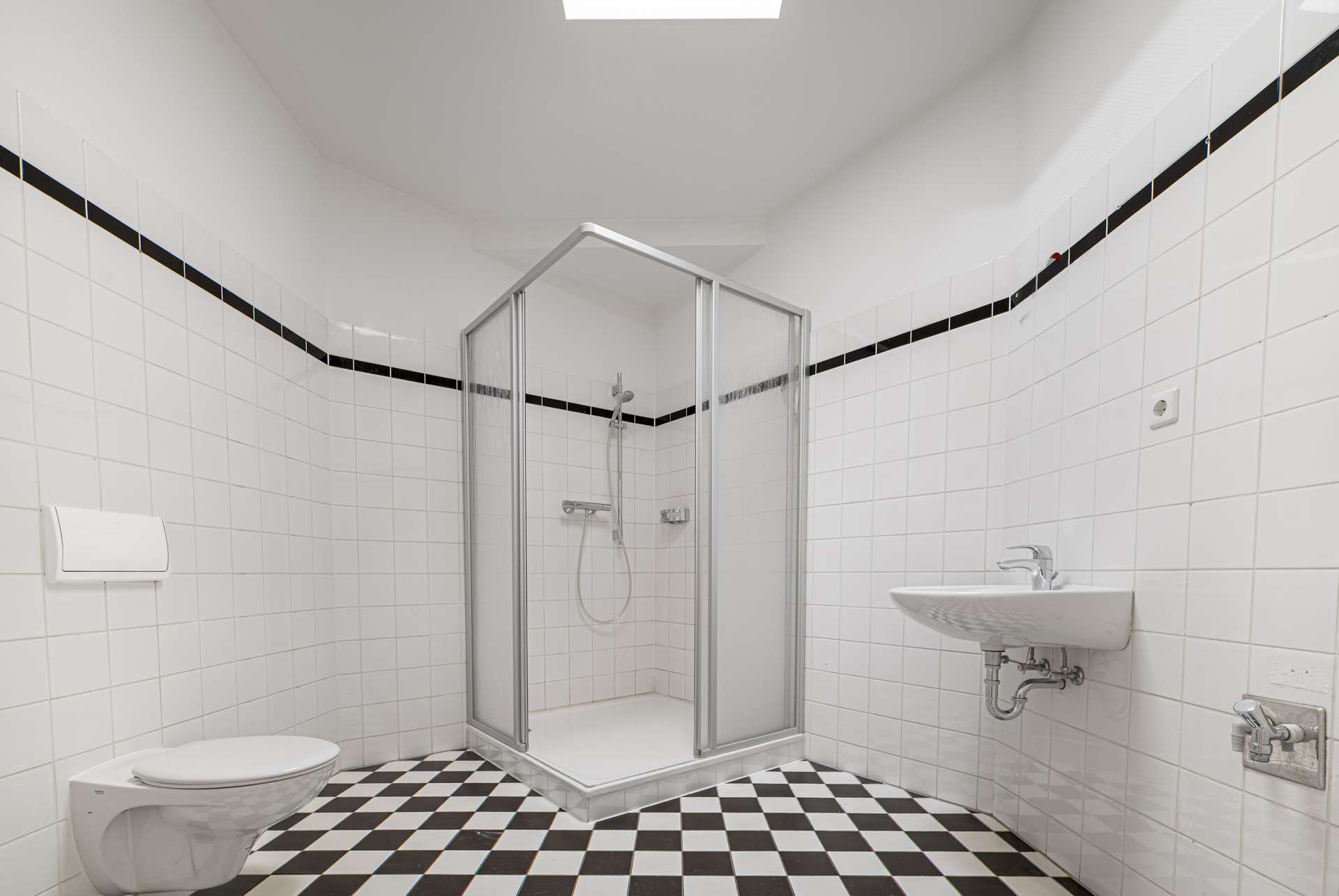 Geru00e4umiges Badezimmer mit XXL-Dusche