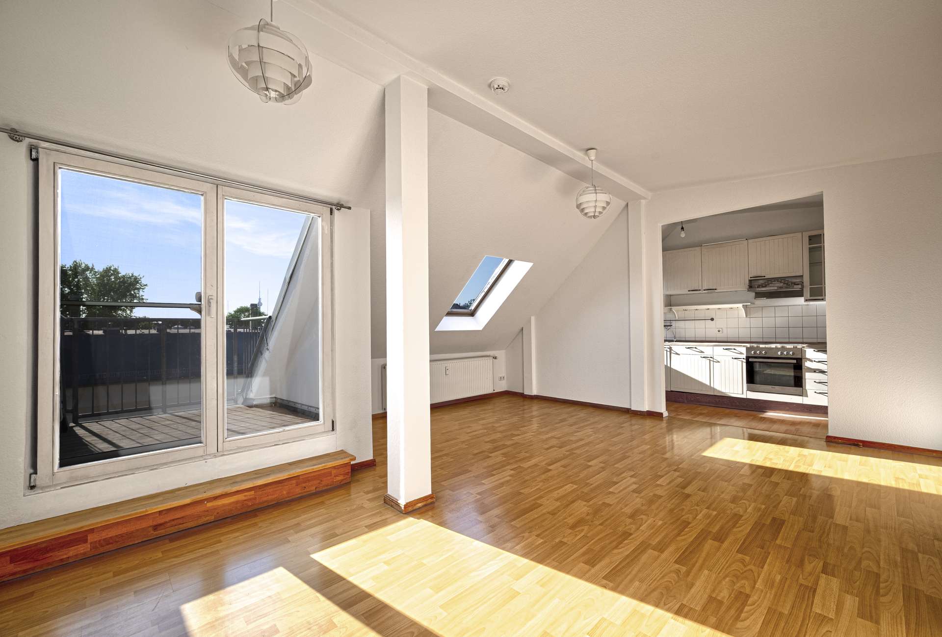 Gut geschnittenes Wohnzimmer mit Balkonzugang