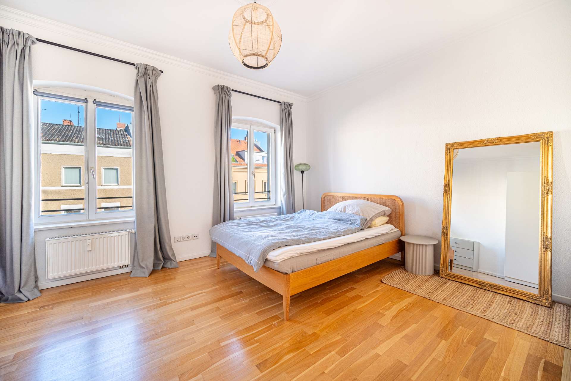 Schlafzimmer ebenfalls mit hochwertigem Eichen-Parkett