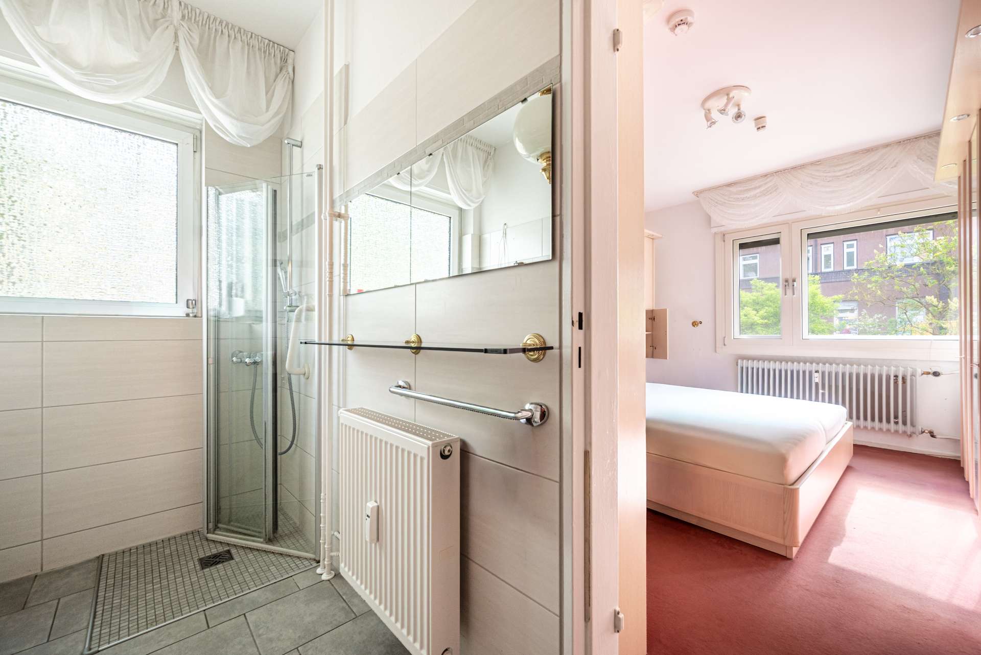 Badezimmer mit Schlafzimmer-Zugang