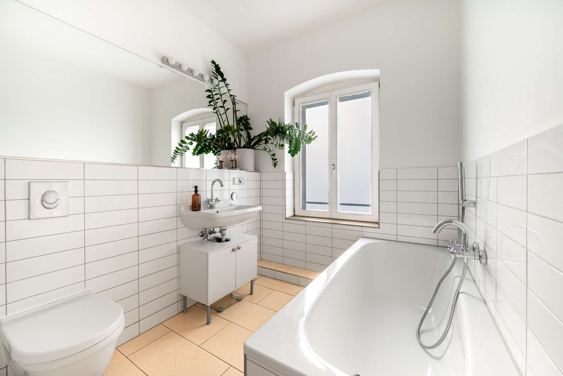 Grou00dfzu00fcgiges Tageslichtbad mit Badewanne und stilvoller Ausstattung