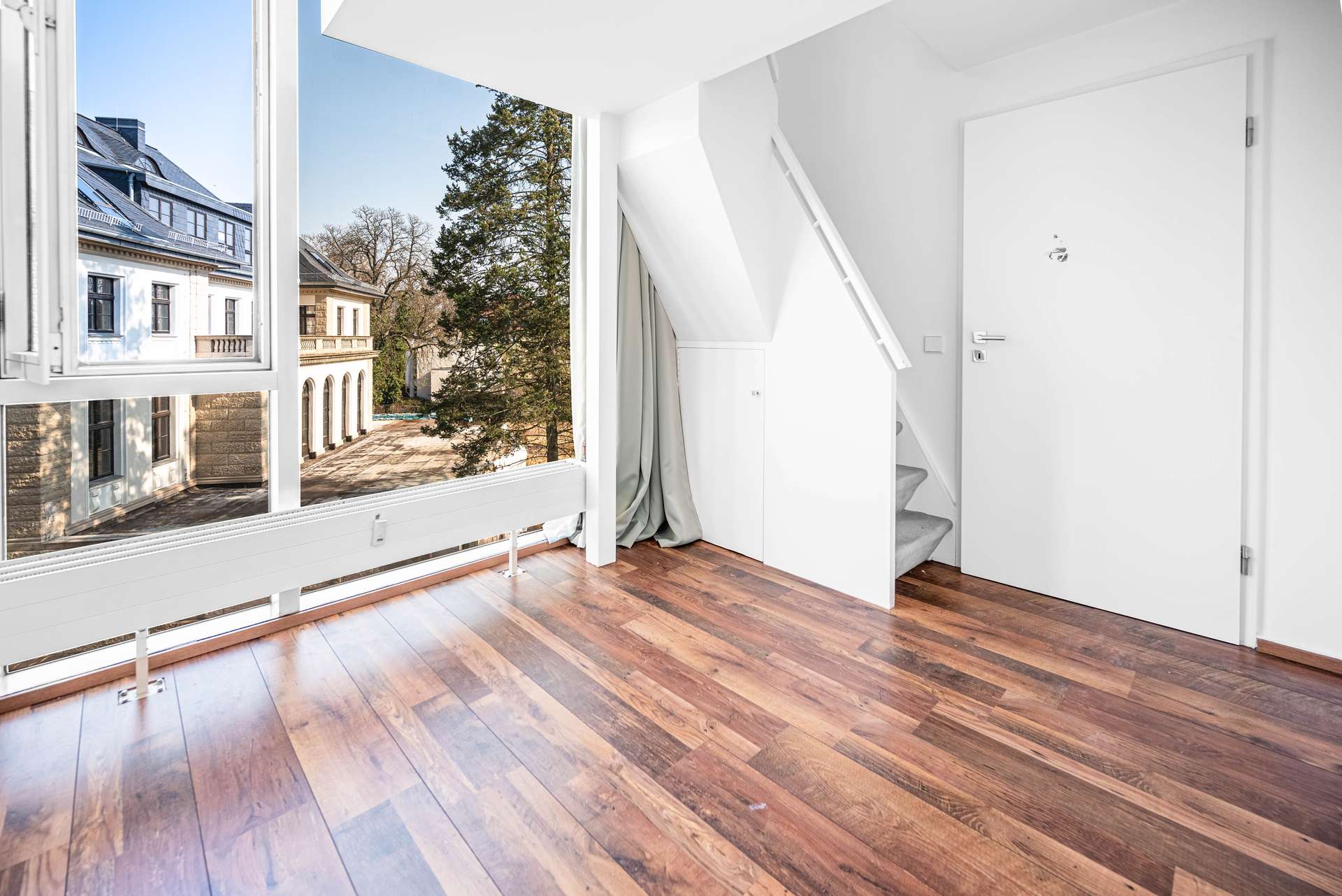 Geru00e4umiges Schlafzimmer