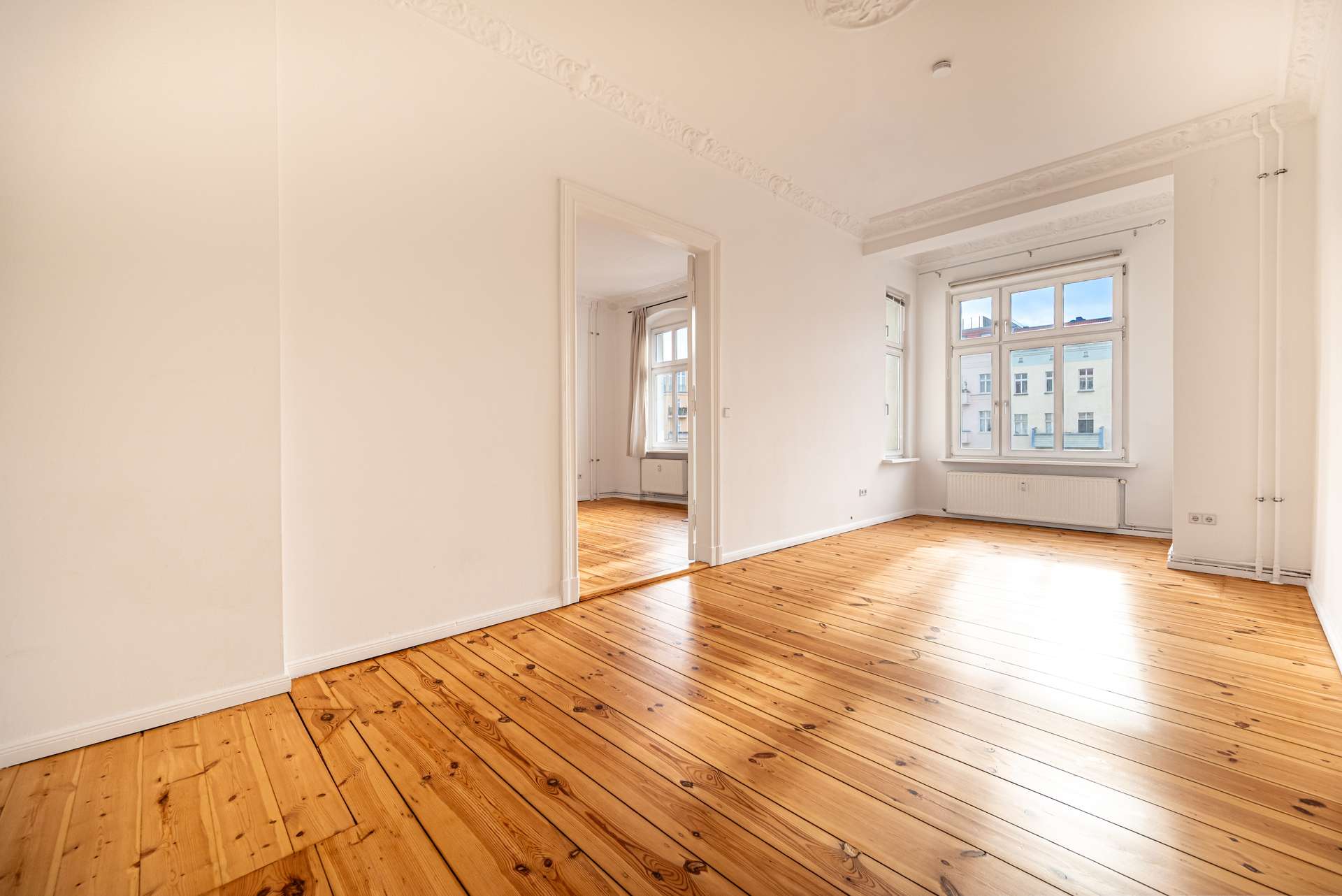 Lichtdurchflutetes Erker-Zimmer mit charmanten Dielen