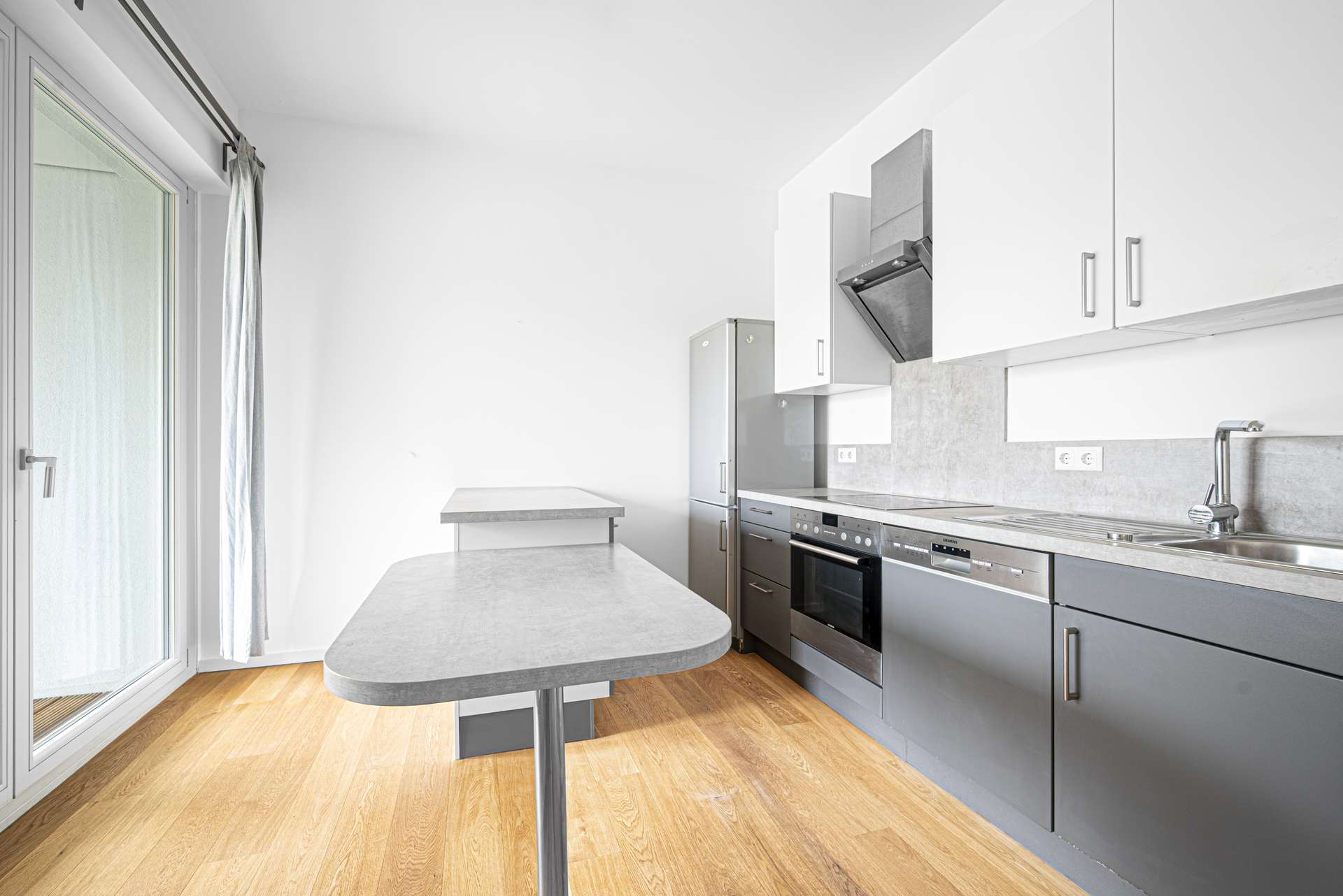 Moderne Einbauku00fcche mit Zugang zur Loggia