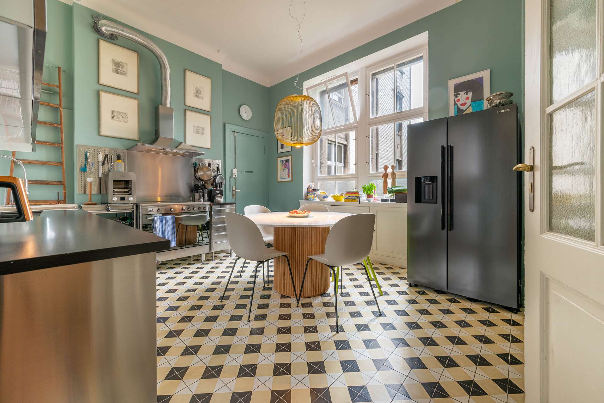 Ku00fcche mit Esstisch