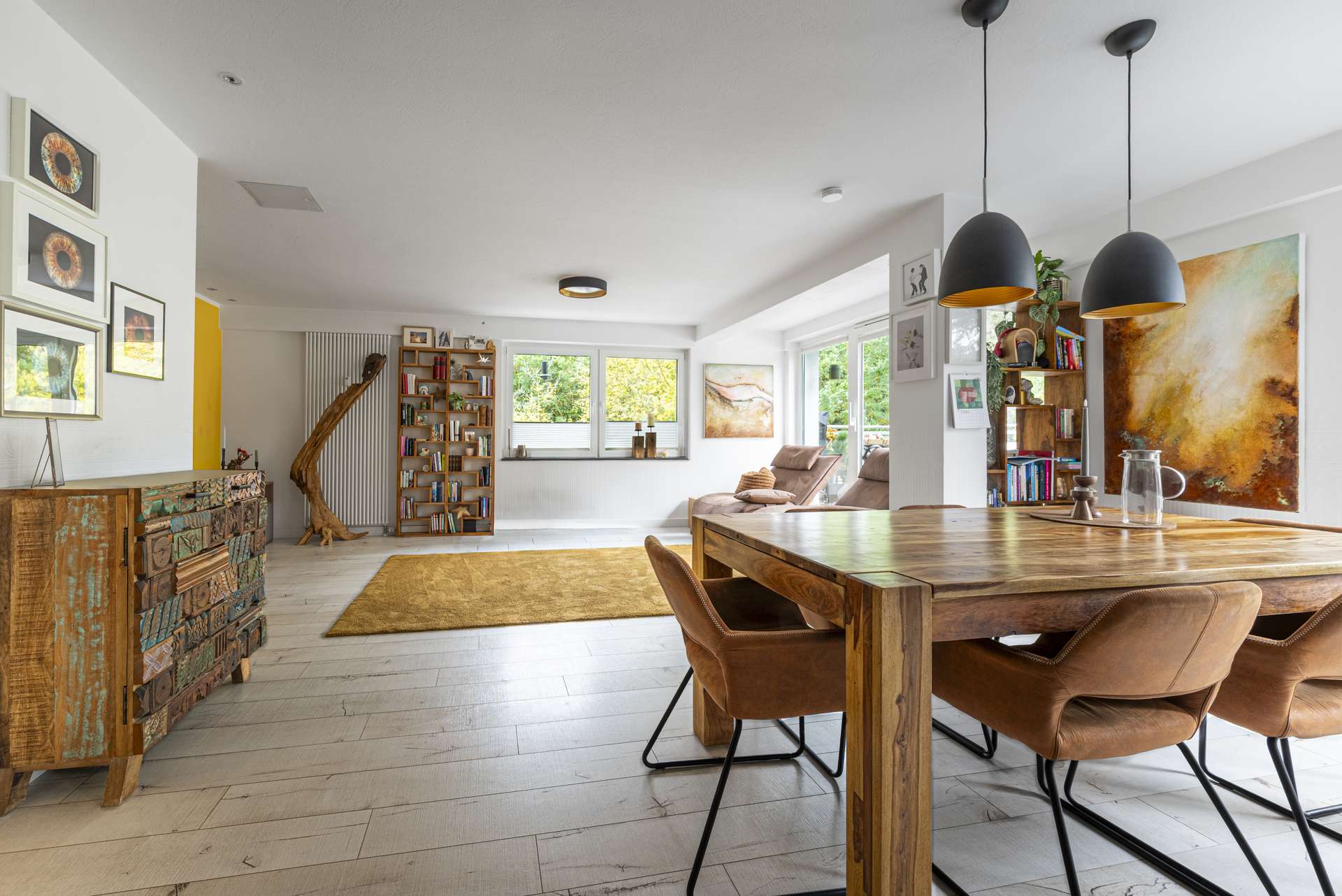 Grou00dfzu00fcgiger Wohn- und Essbereich mit modernem Design 