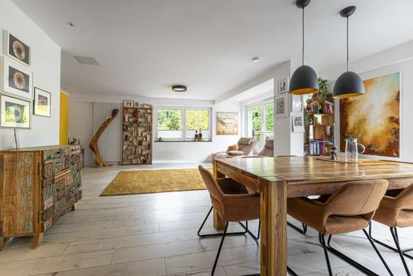 Grou00dfzu00fcgiger Wohn- und Essbereich mit modernem Design 