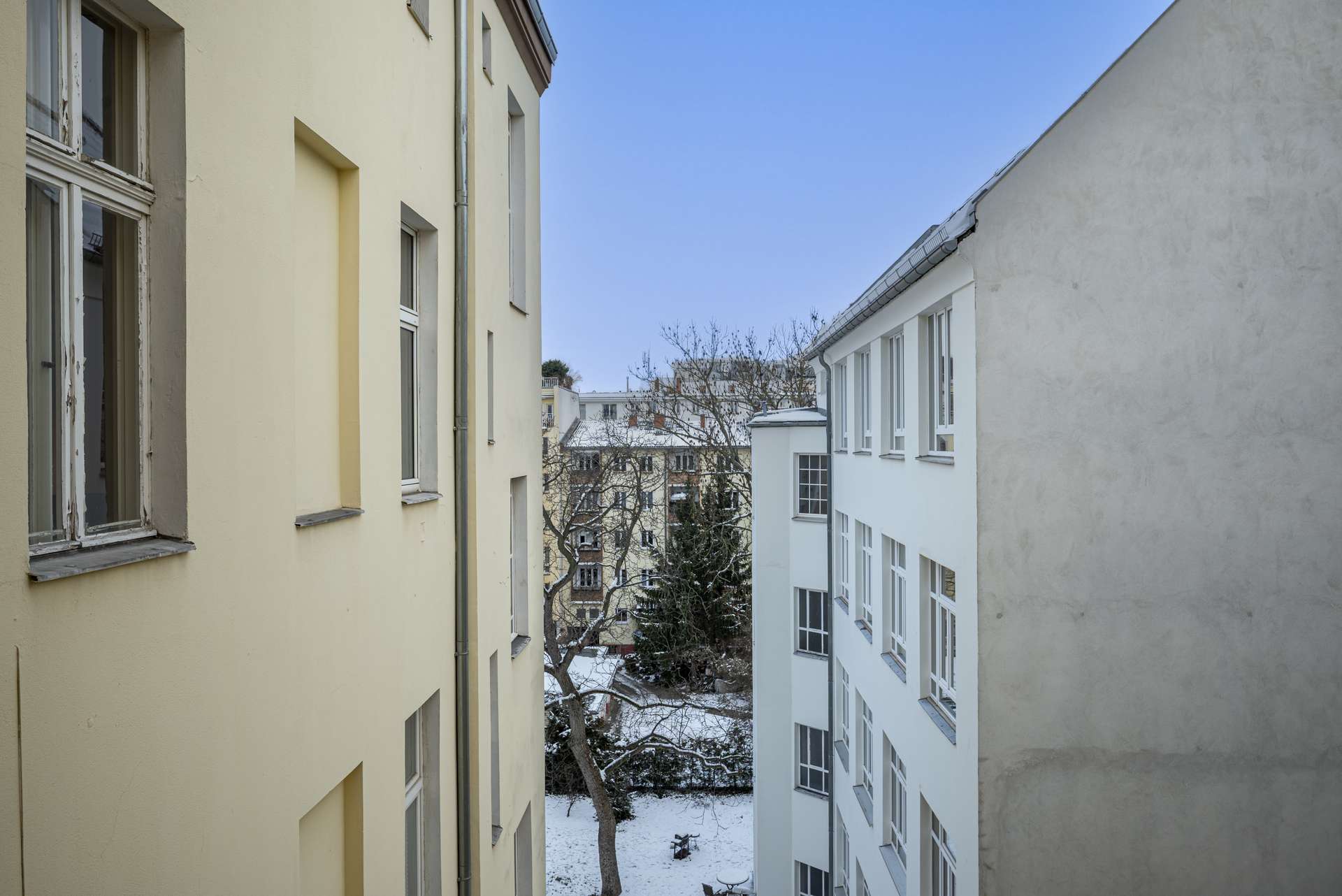 Schu00f6ner Blick in den ruhigen Innenhof