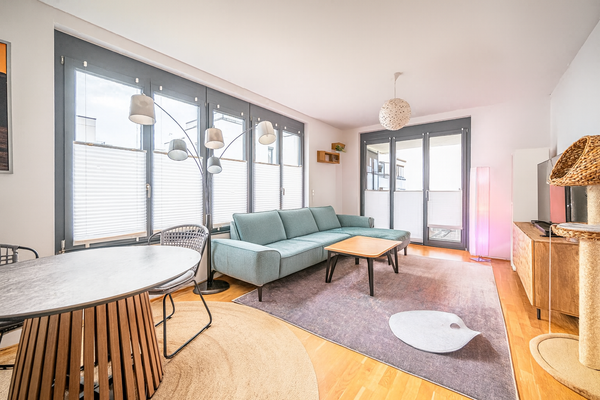 Helles Wohnzimmer mit Balkon-Zugang